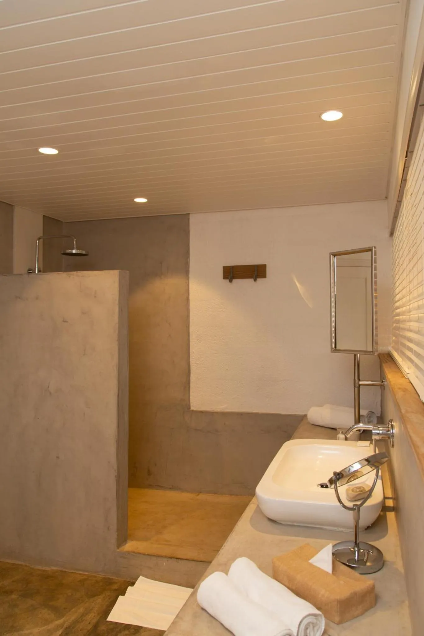 Shower in Zilwa Attitude