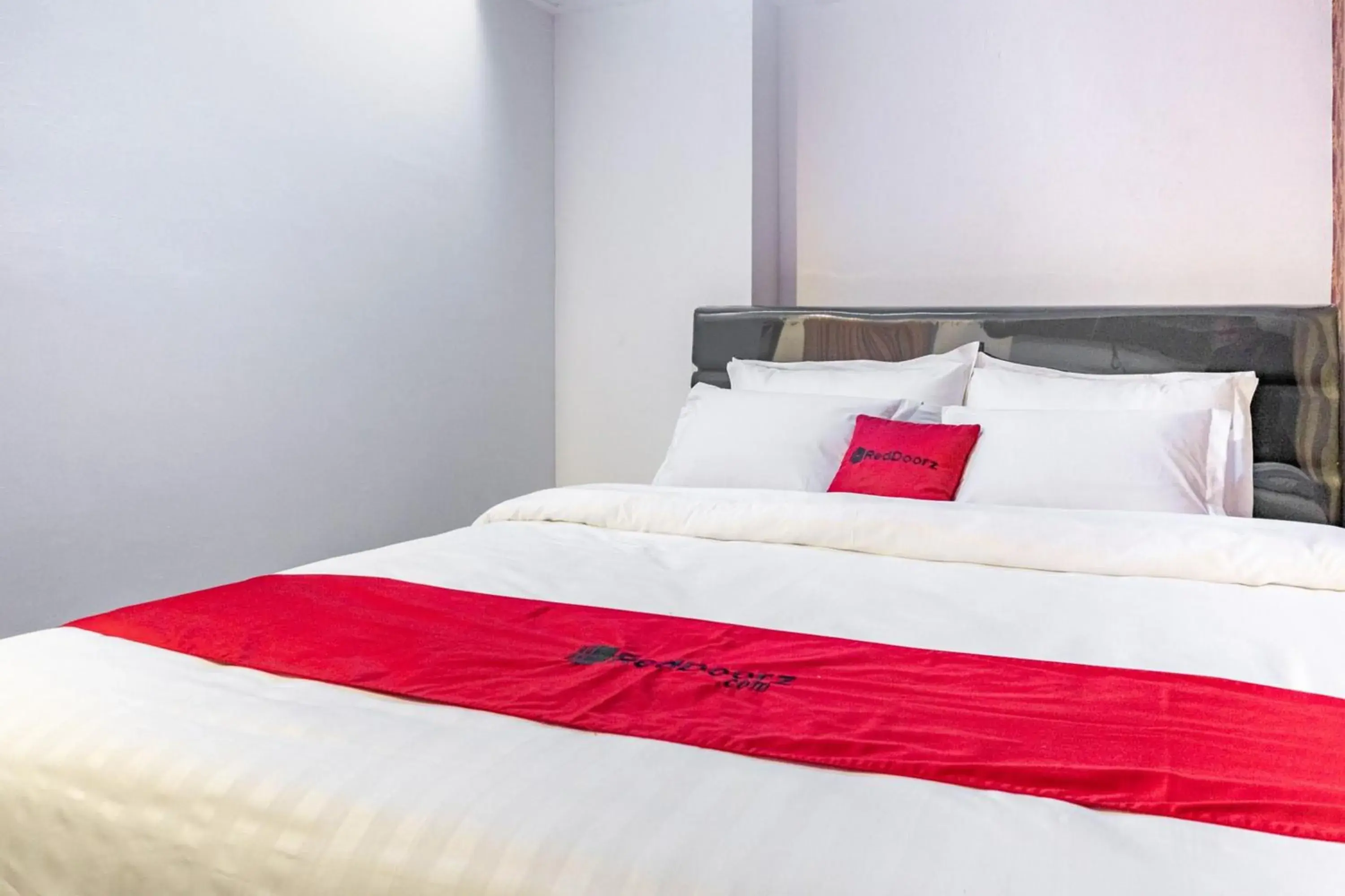Bed in RedDoorz near Manhattan Times Square Medan 2 Bed in RedDoorz near Manhattan Times Square Medan 2