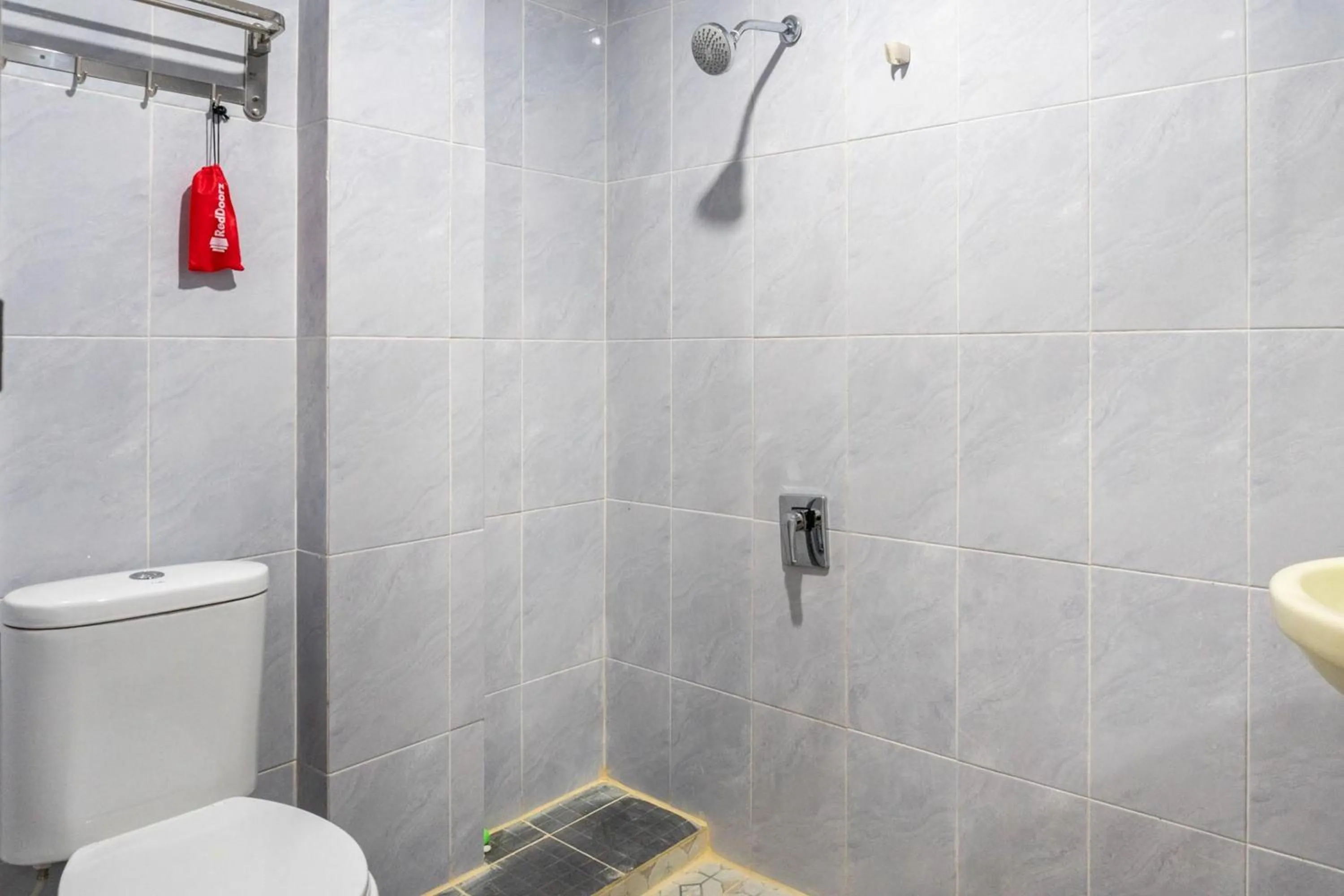 Bathroom in RedDoorz near Manhattan Times Square Medan 2