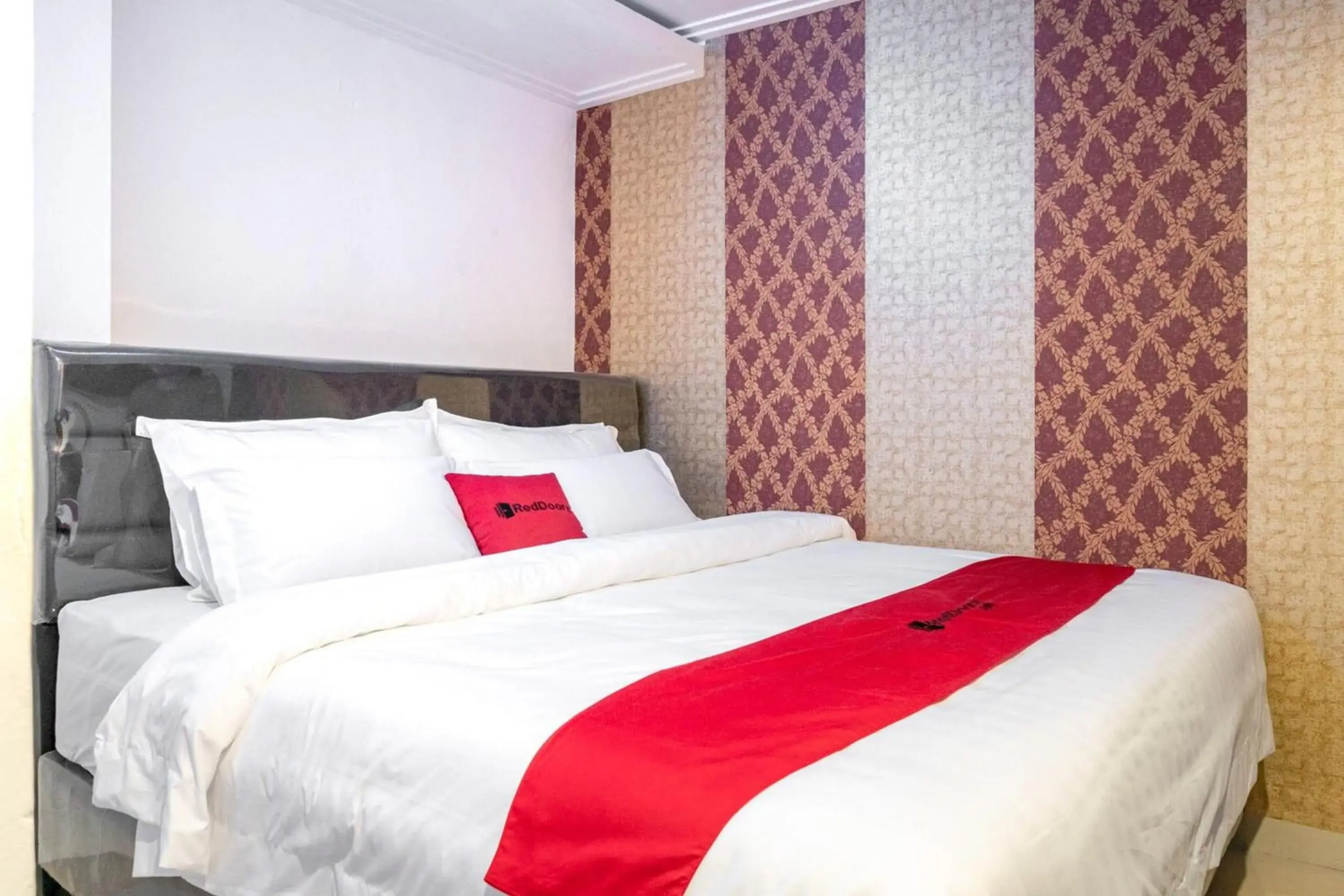 Bed in RedDoorz near Manhattan Times Square Medan 2 Bed in RedDoorz near Manhattan Times Square Medan 2