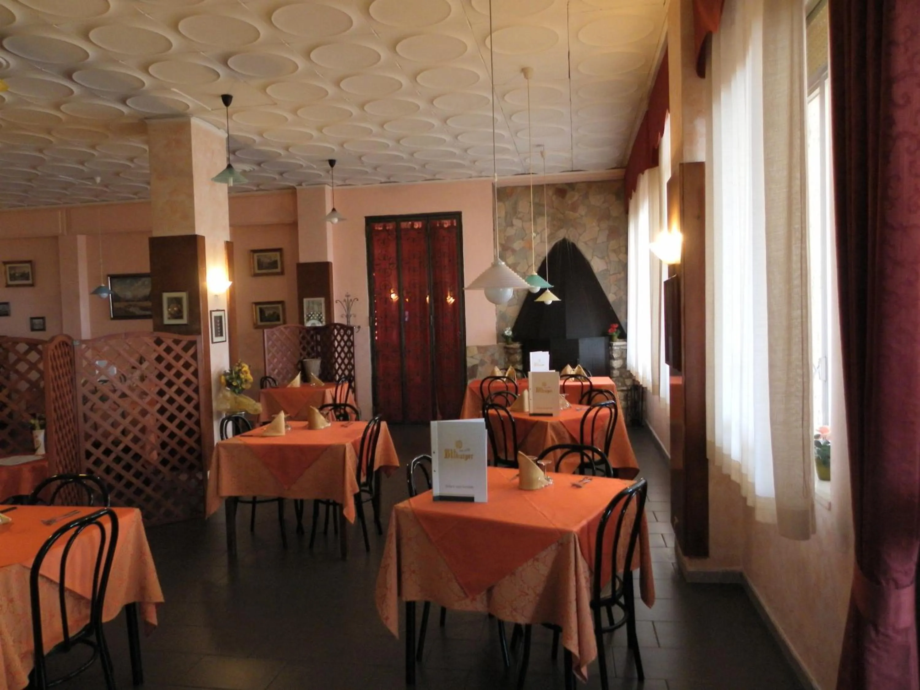 Restaurant/places to eat in Hotel 106