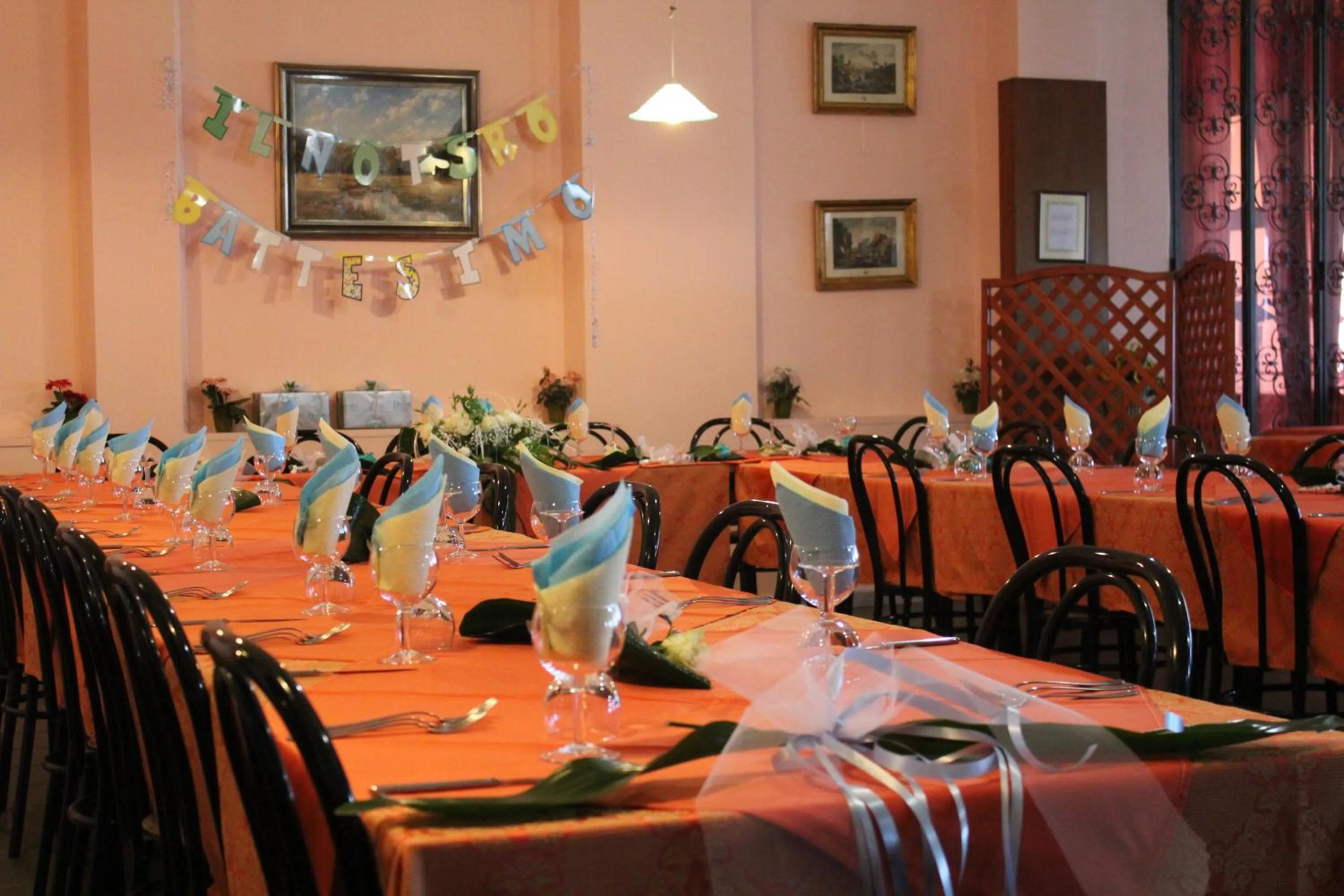 Restaurant/places to eat in Hotel 106