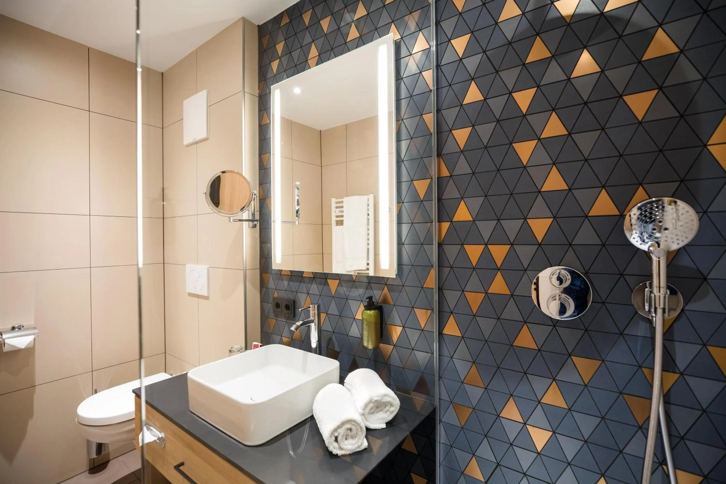Bathroom in Austria Trend Hotel Maximilian