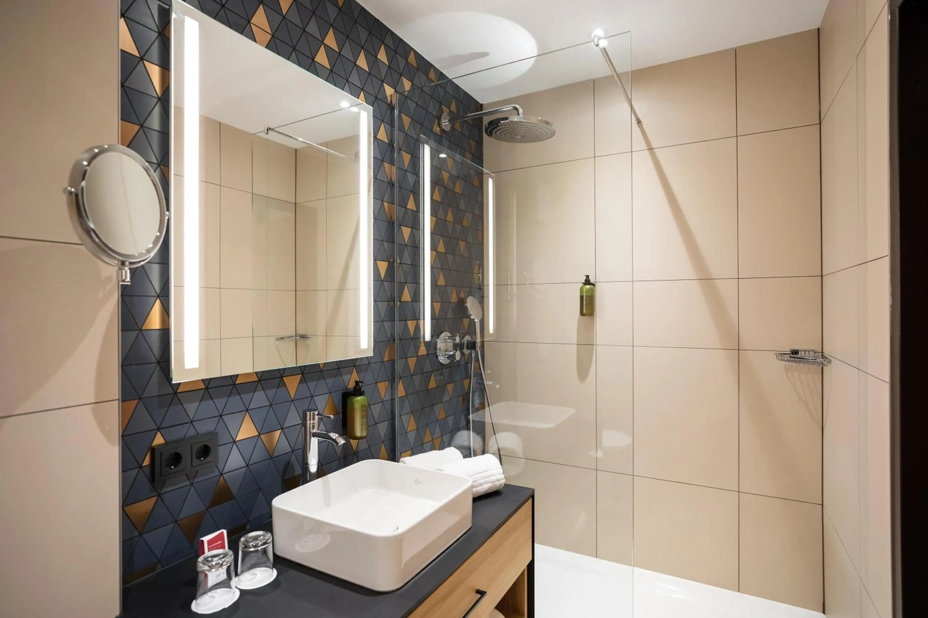 Bathroom, Bed in Austria Trend Hotel Maximilian