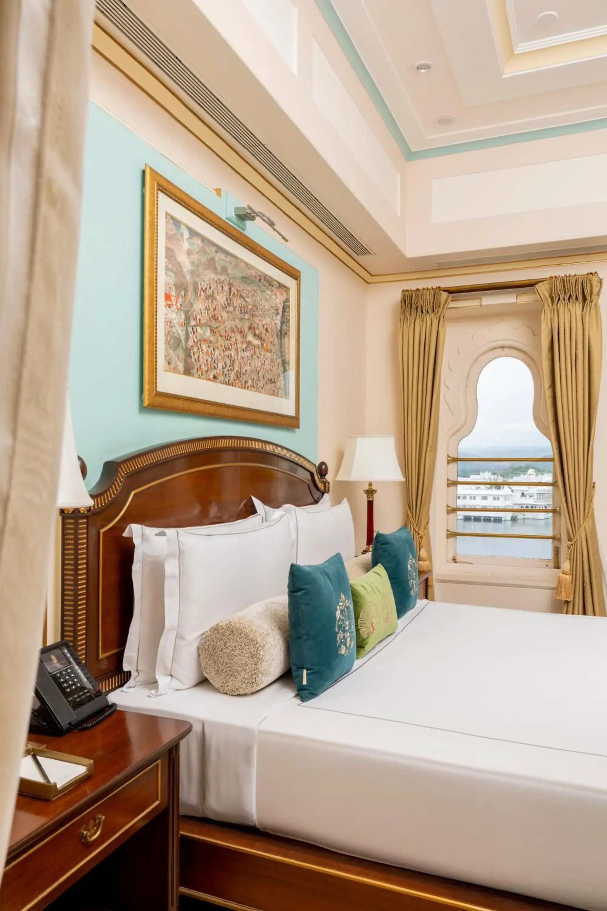 Lake view, Bed in Taj Fateh Prakash Palace Udaipur Lake view, Bed in Taj Fateh Prakash Palace Udaipur