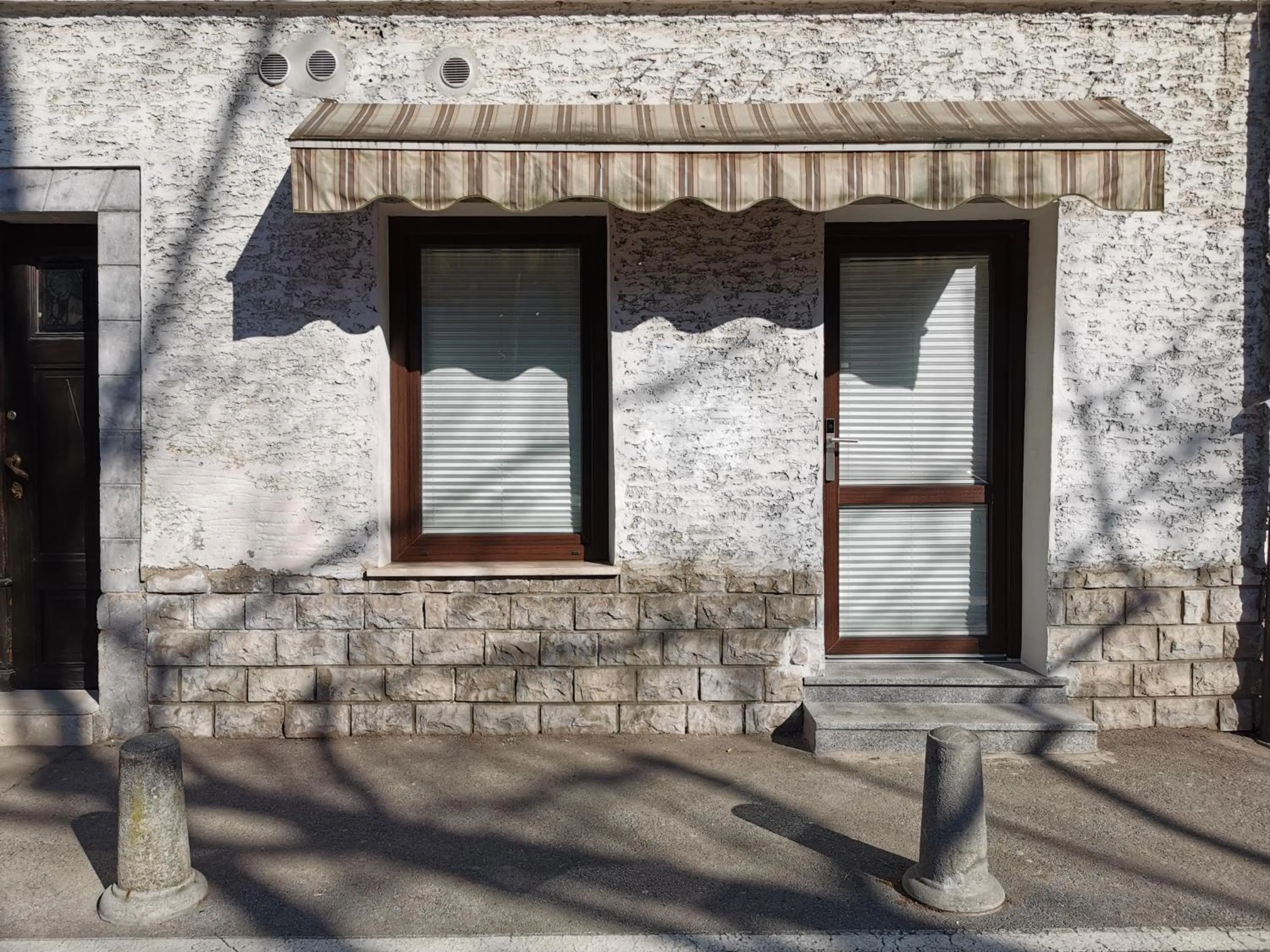 Facade/entrance in Cube studio by the river (with free bike rental)