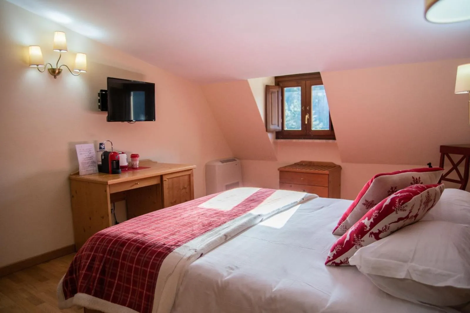 Garden view, Bed in Abete Bianco - Albergo del Natale