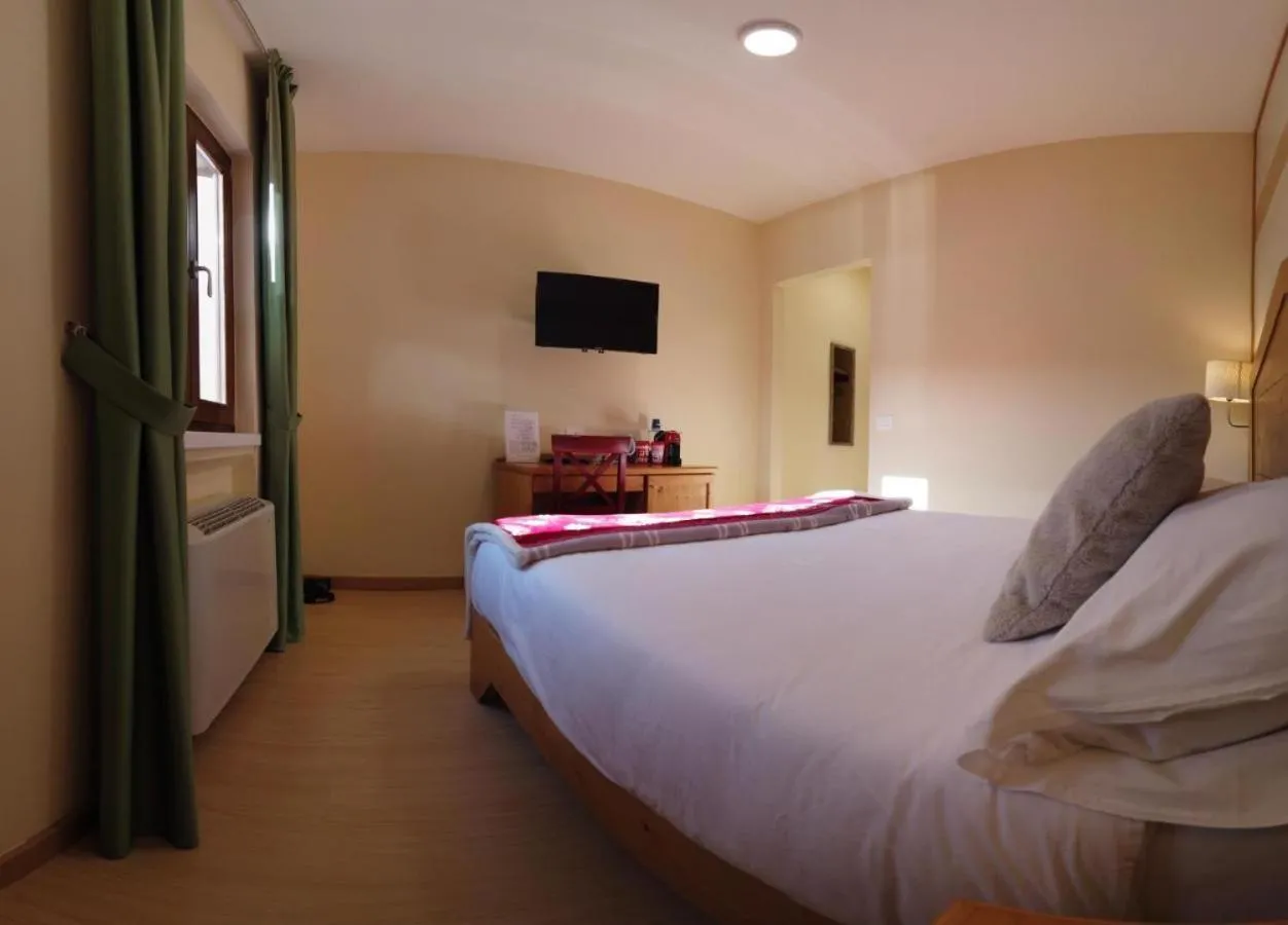 Property building, Bed in Abete Bianco - Albergo del Natale