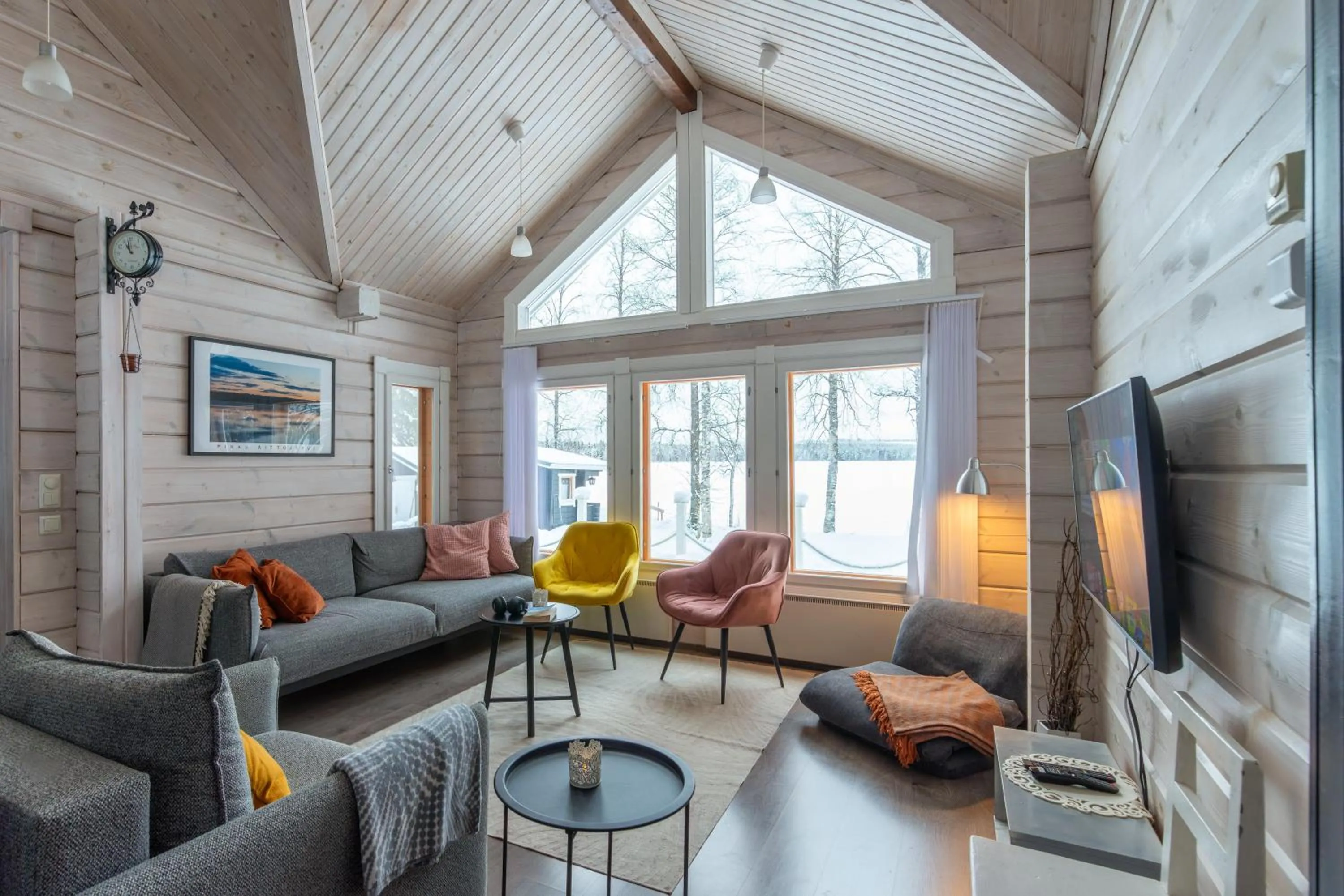 Lähderinne - 2 bedroom log cabin, private beach, wifi & sauna
