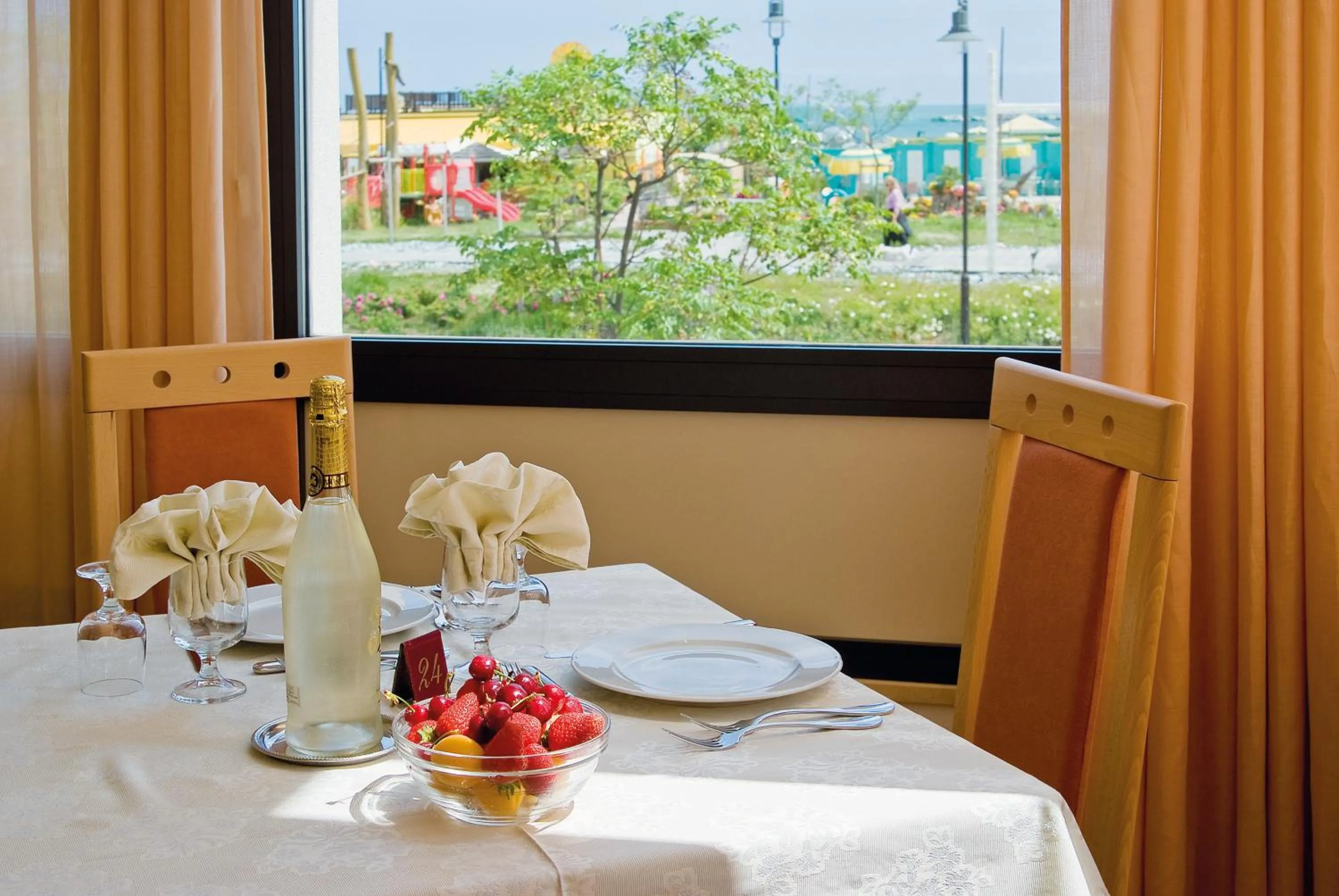 Restaurant/places to eat in Little Hotel