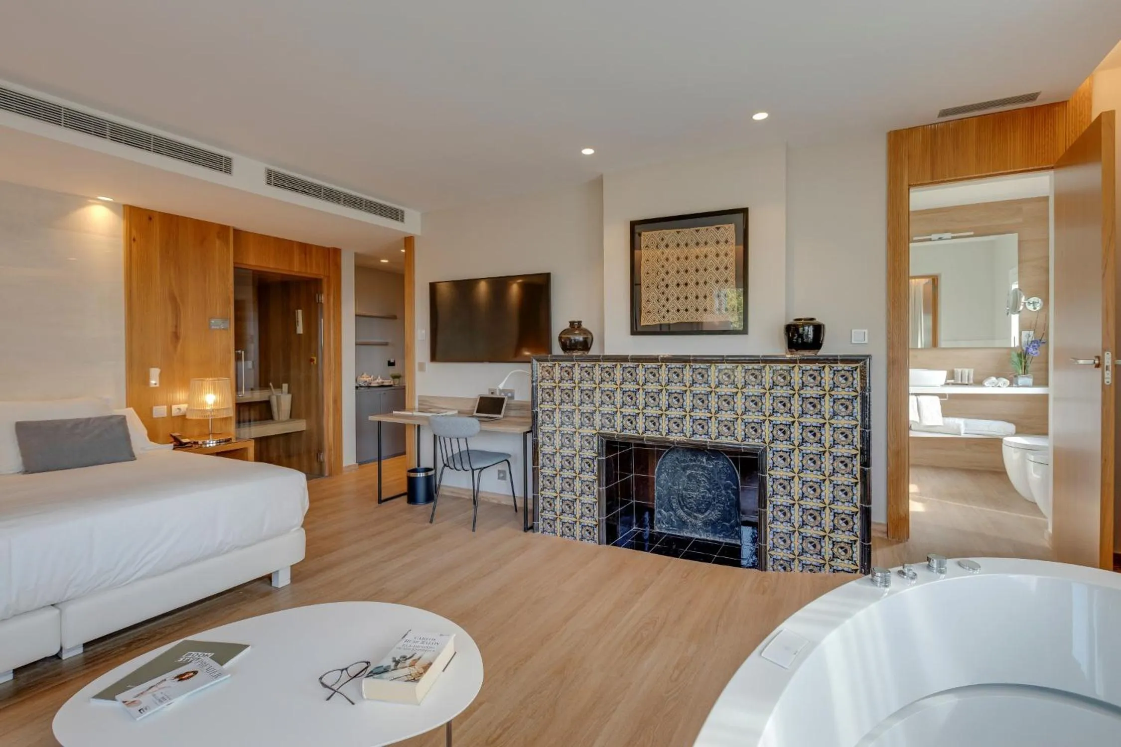 Hot Tub, Bed in Hotel Boutique Mirlo Barcelona