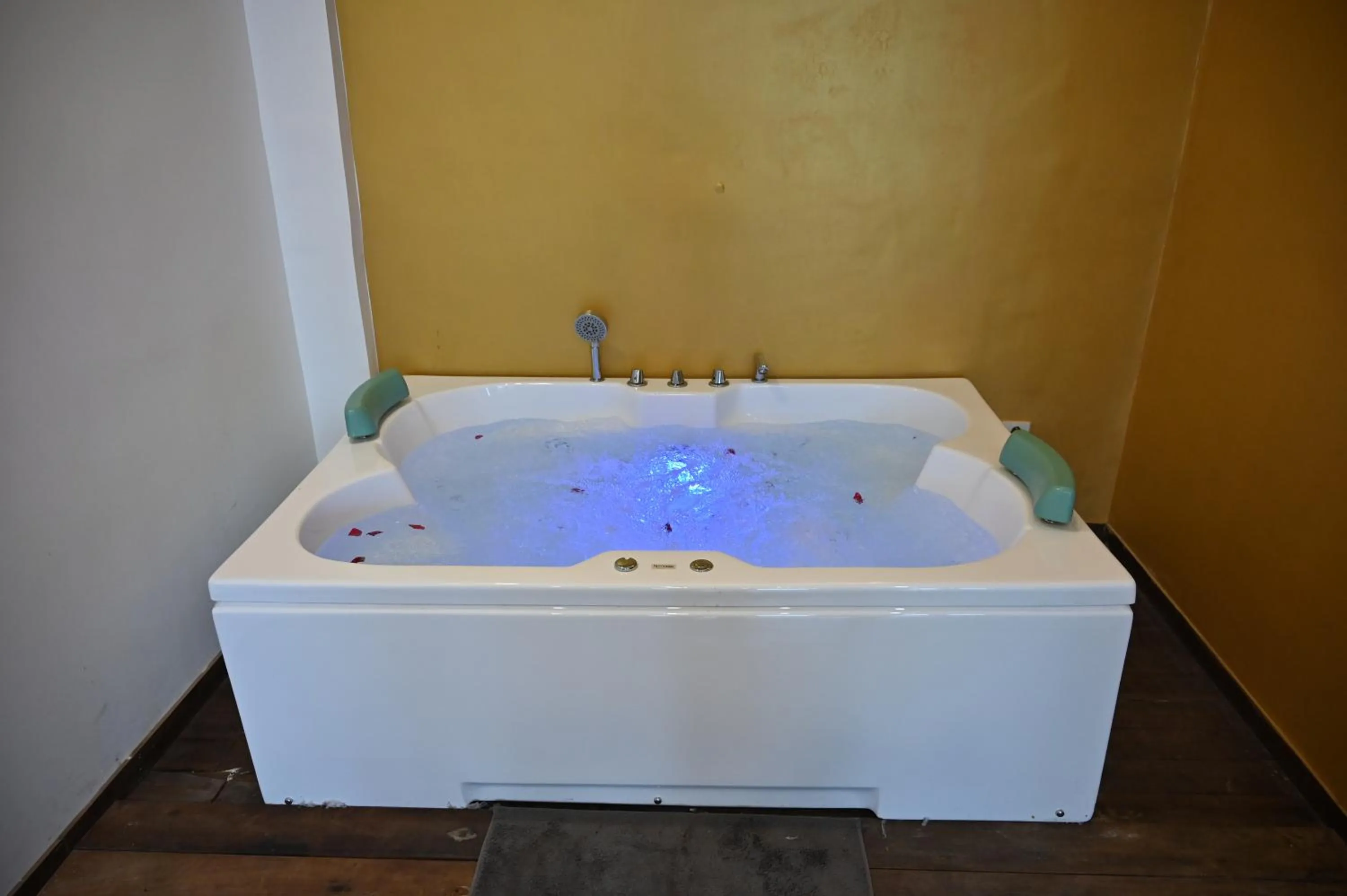 Bath in The Hoften Blue Magnets, Dalhousie