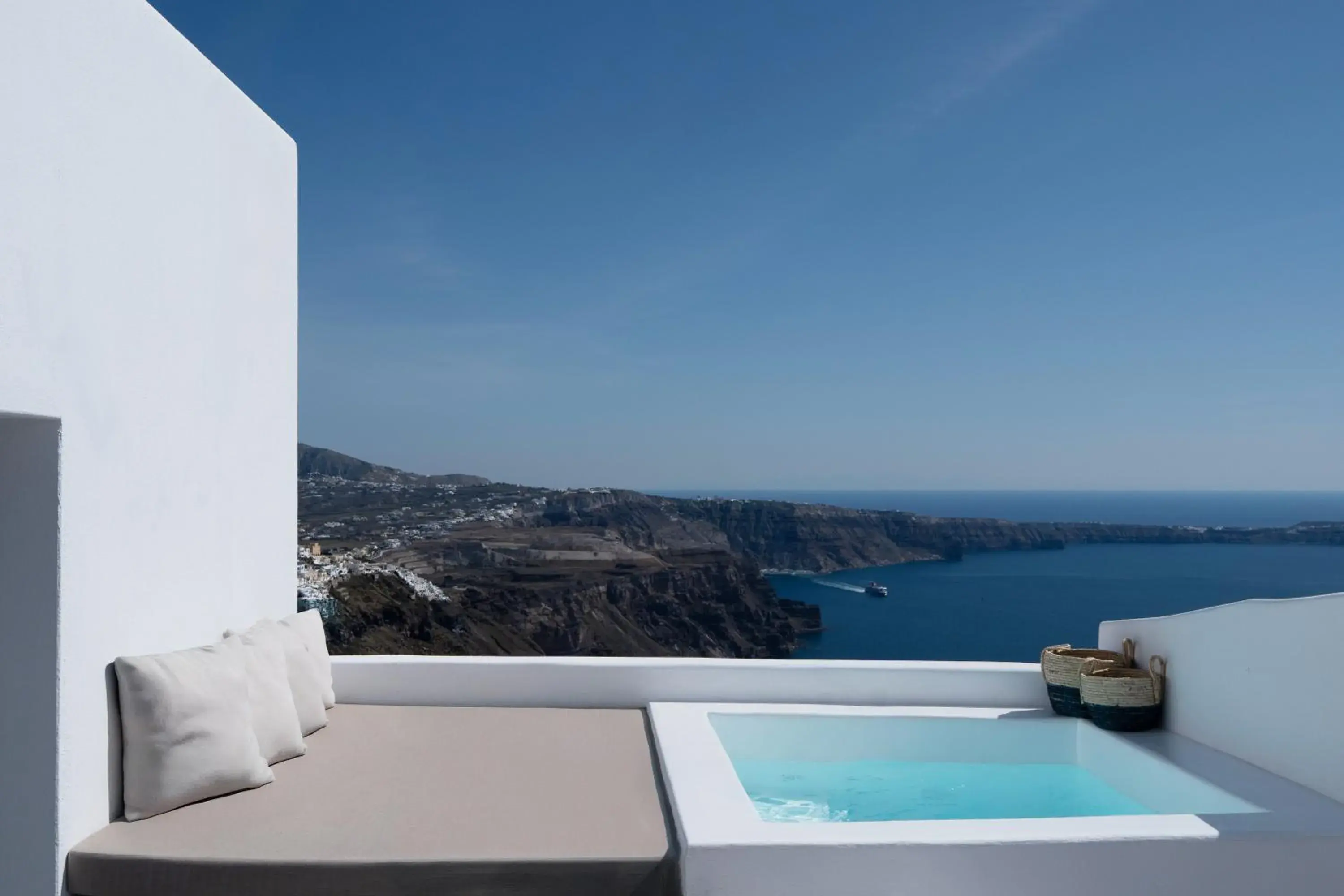 Senior Suite with Caldera View and outdoor Hot-Tub in Cilon Suites Santorini Senior Suite with Caldera View and outdoor Hot-Tub in Cilon Suites Santorini