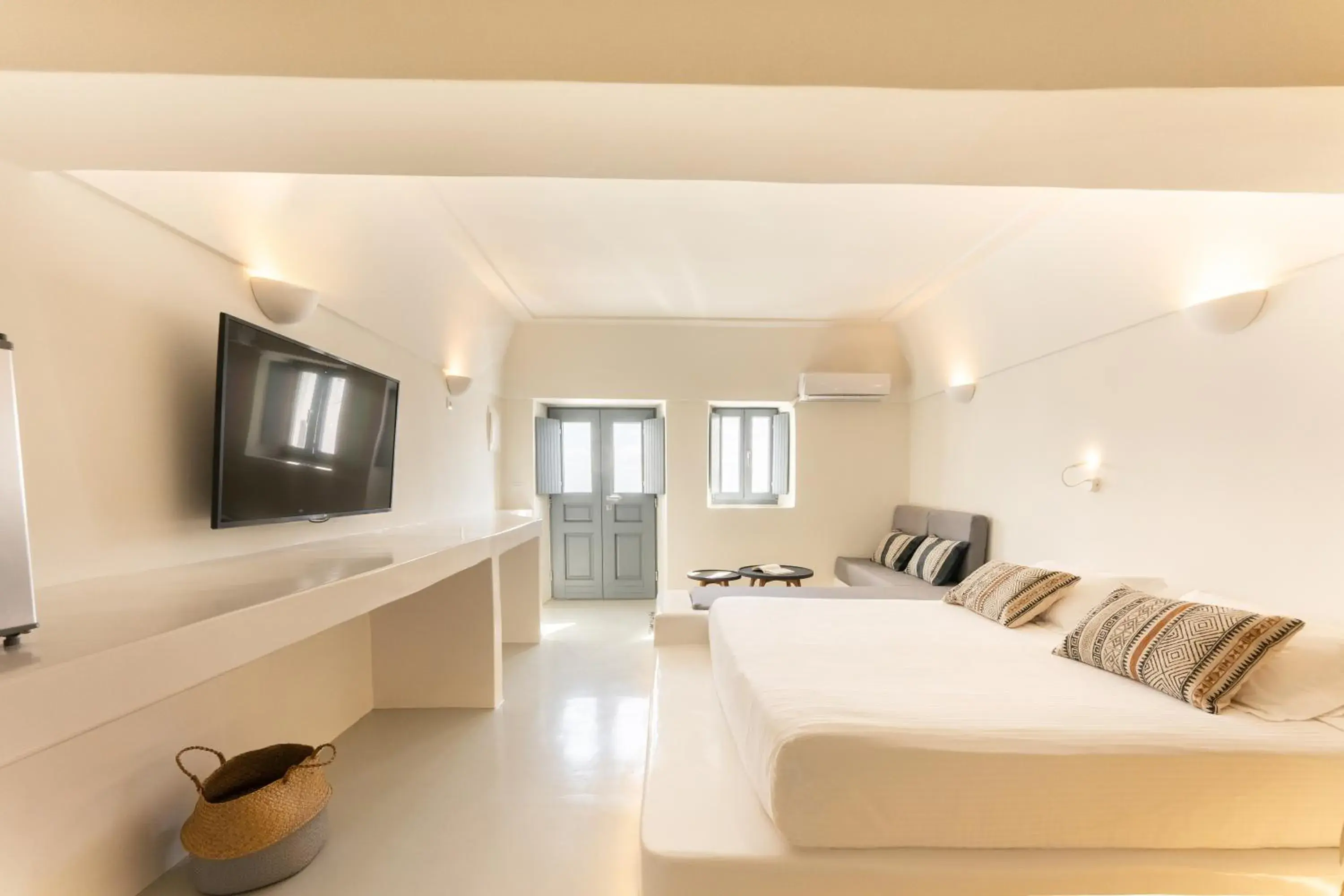 Honeymoon Suite with Caldera View & outdoor Hot Tub in Cilon Suites Santorini Honeymoon Suite with Caldera View & outdoor Hot Tub in Cilon Suites Santorini