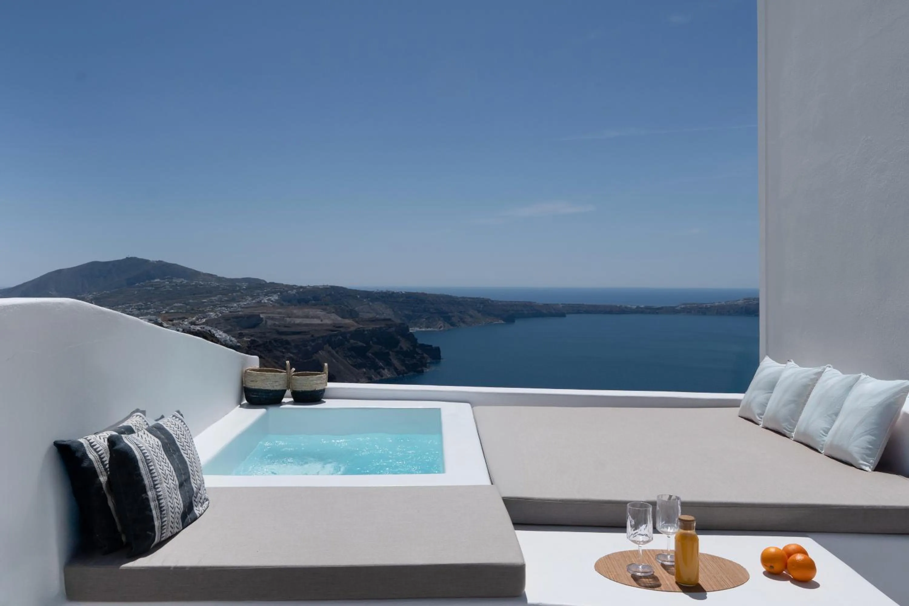 Hot Tub in Cilon Suites Santorini