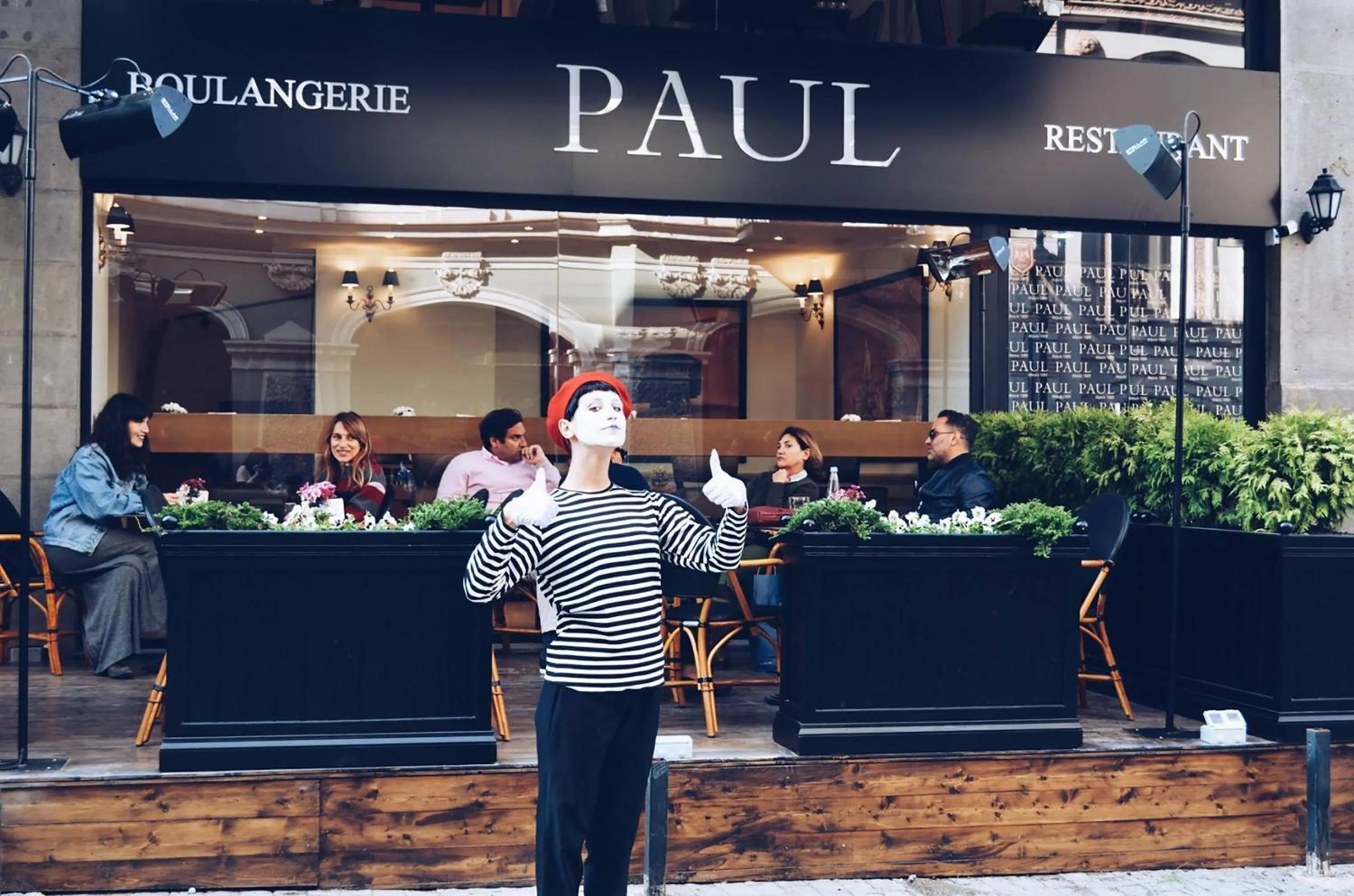 Restaurant/places to eat in Luxury inn