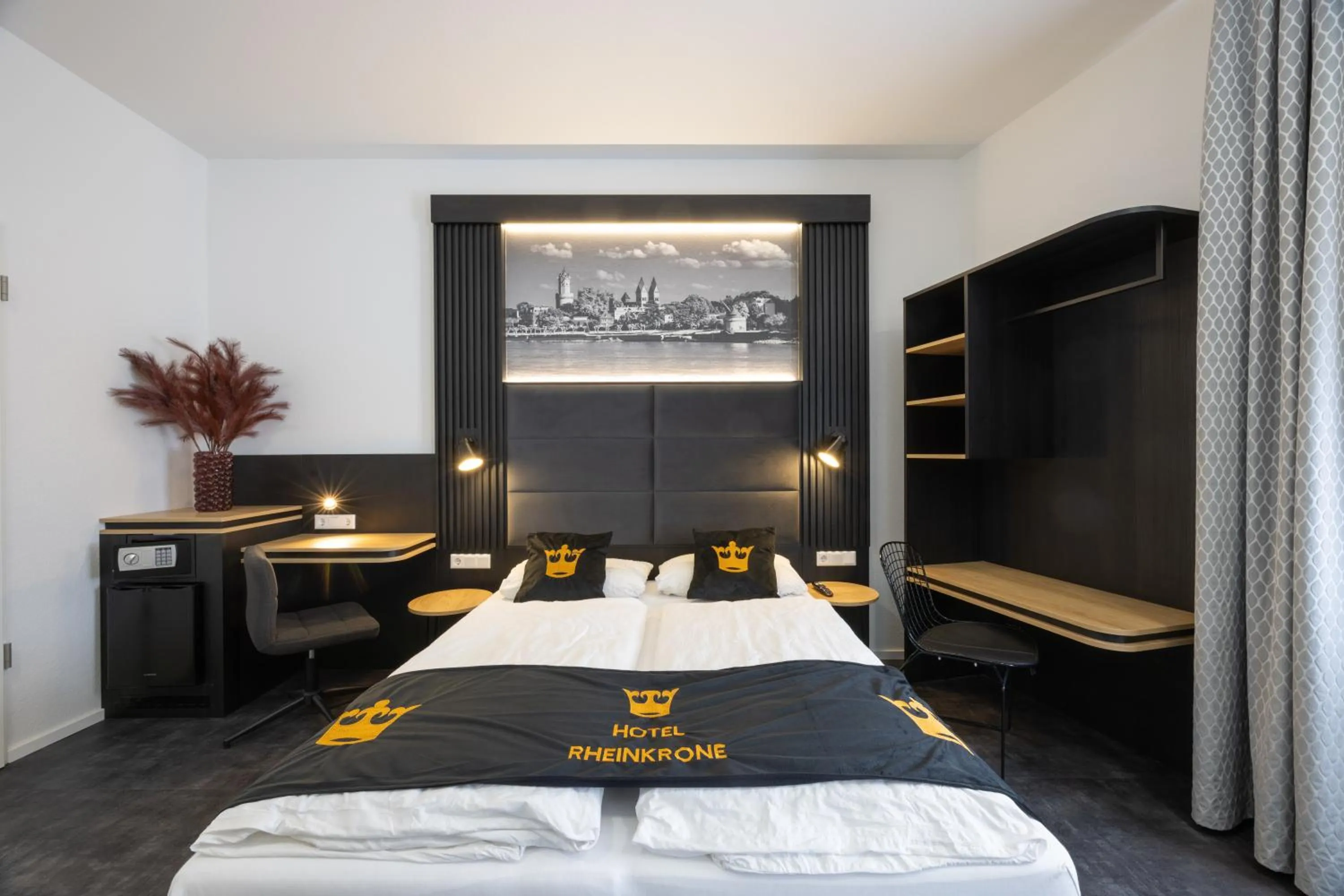 Bed in Panorama Hotel Rheinkrone