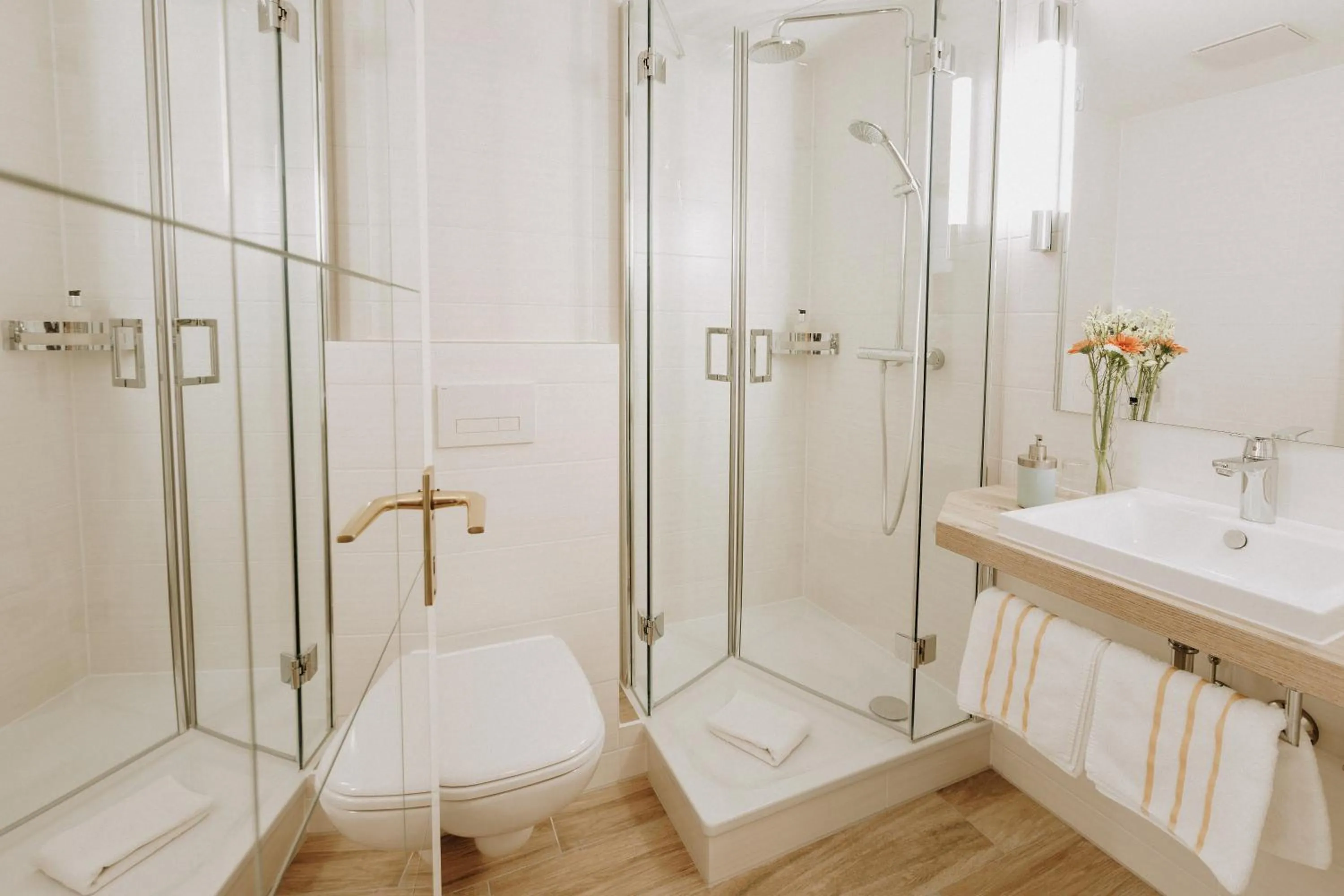 Shower in Huber's Hotel