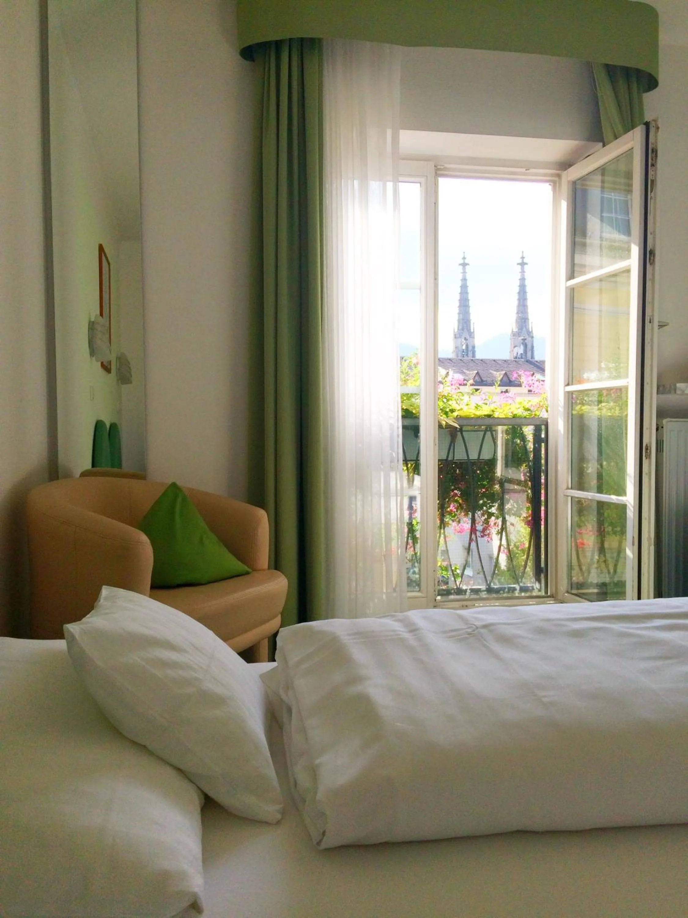 City view, Bed in Huber's Hotel