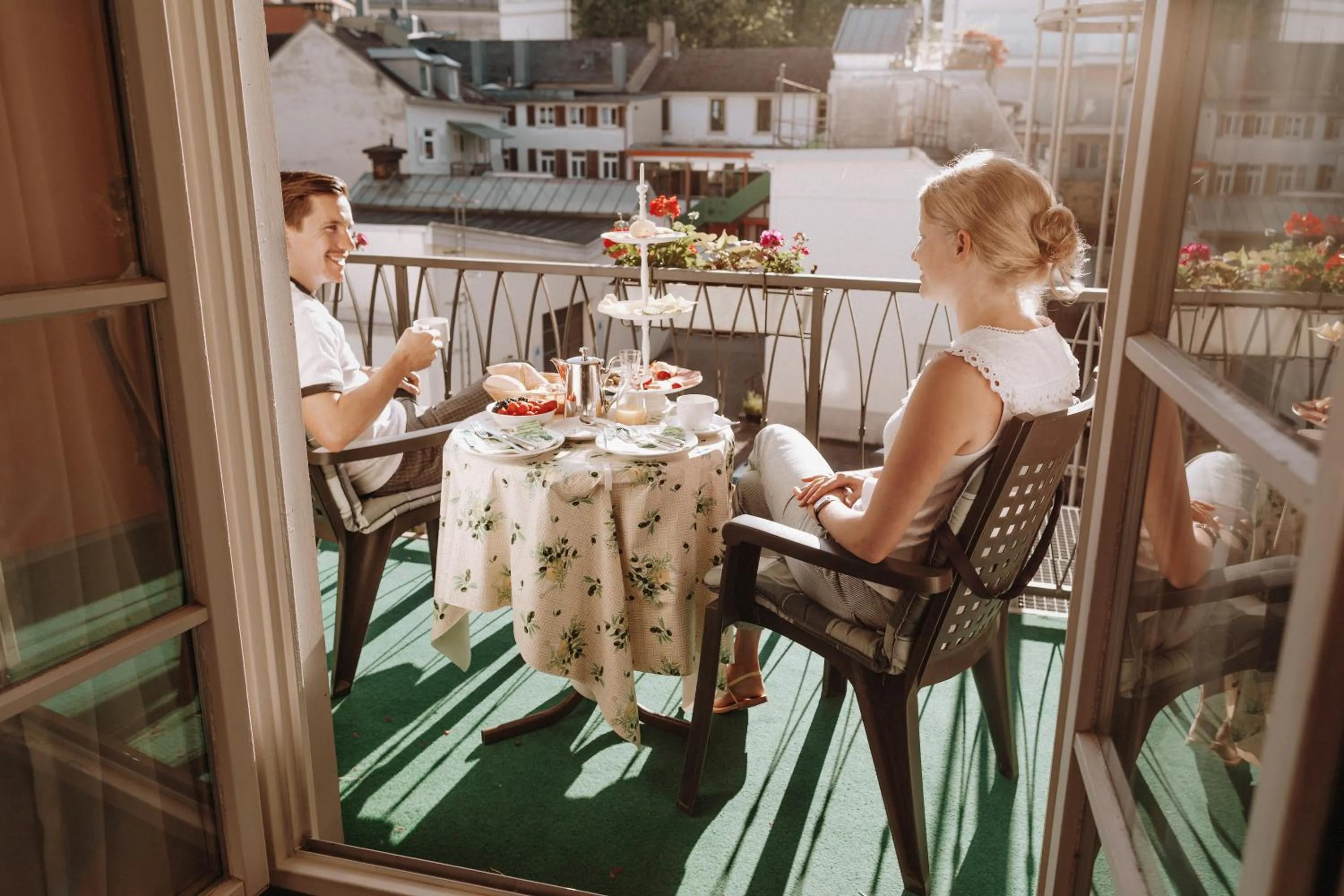 People in Huber's Hotel