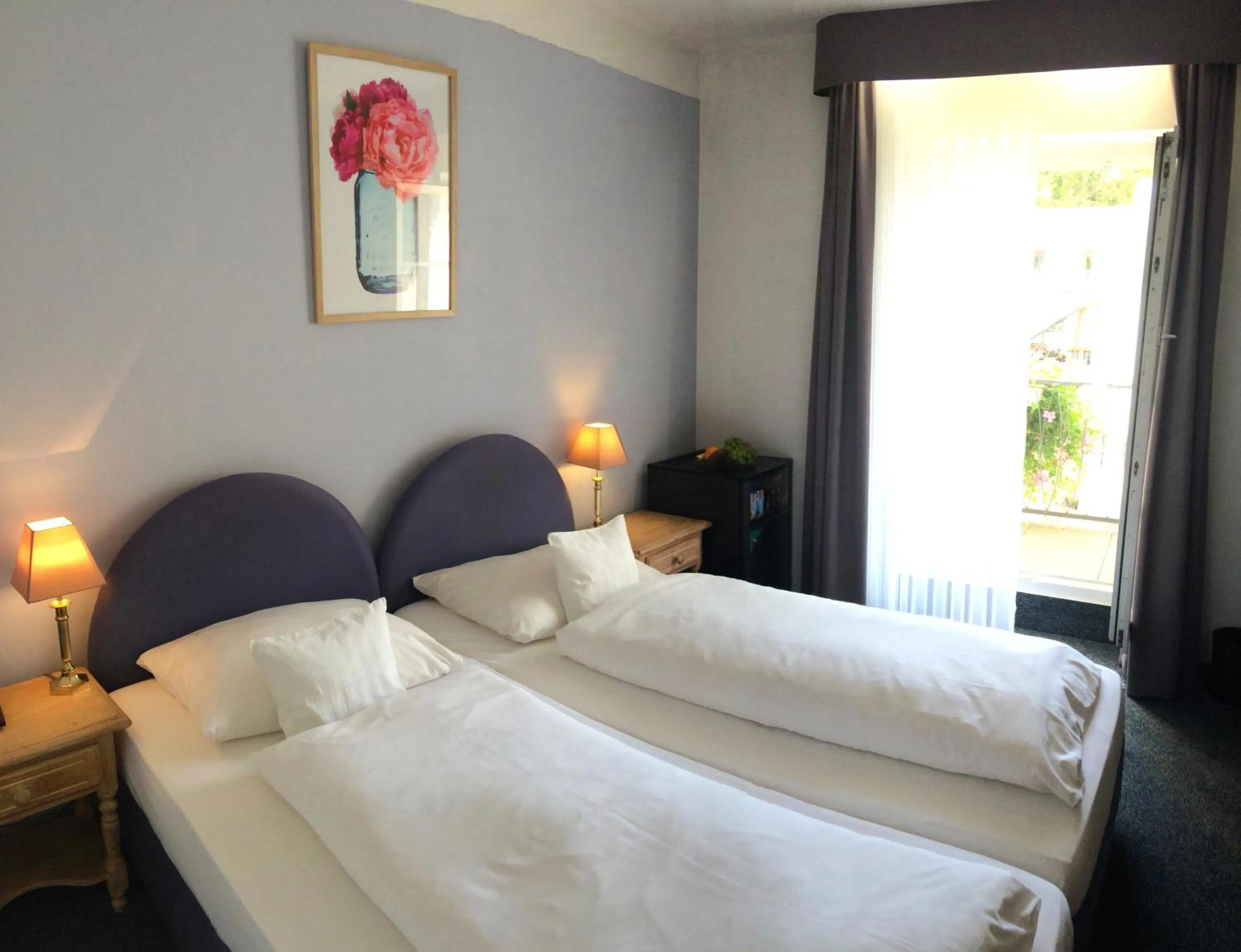 Day, Bed in Huber's Hotel