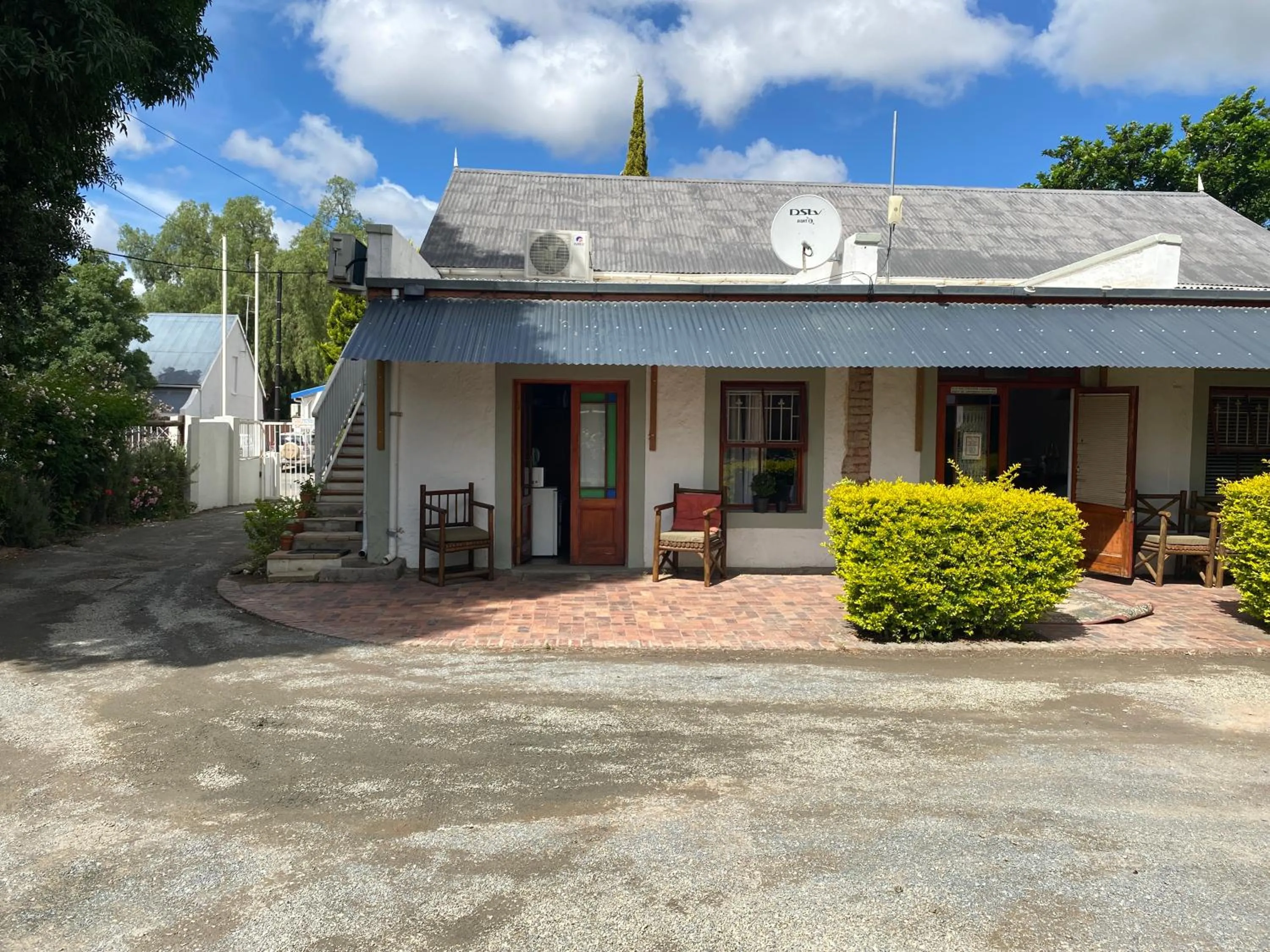 Leo Guest House