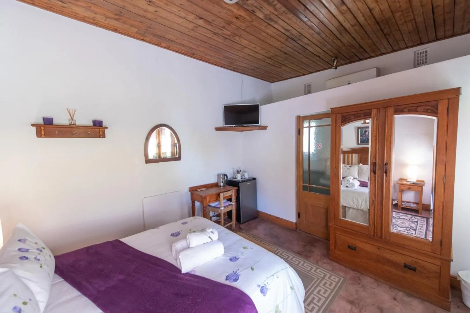 Double Room with Garden View - single occupancy in Leo Guest House