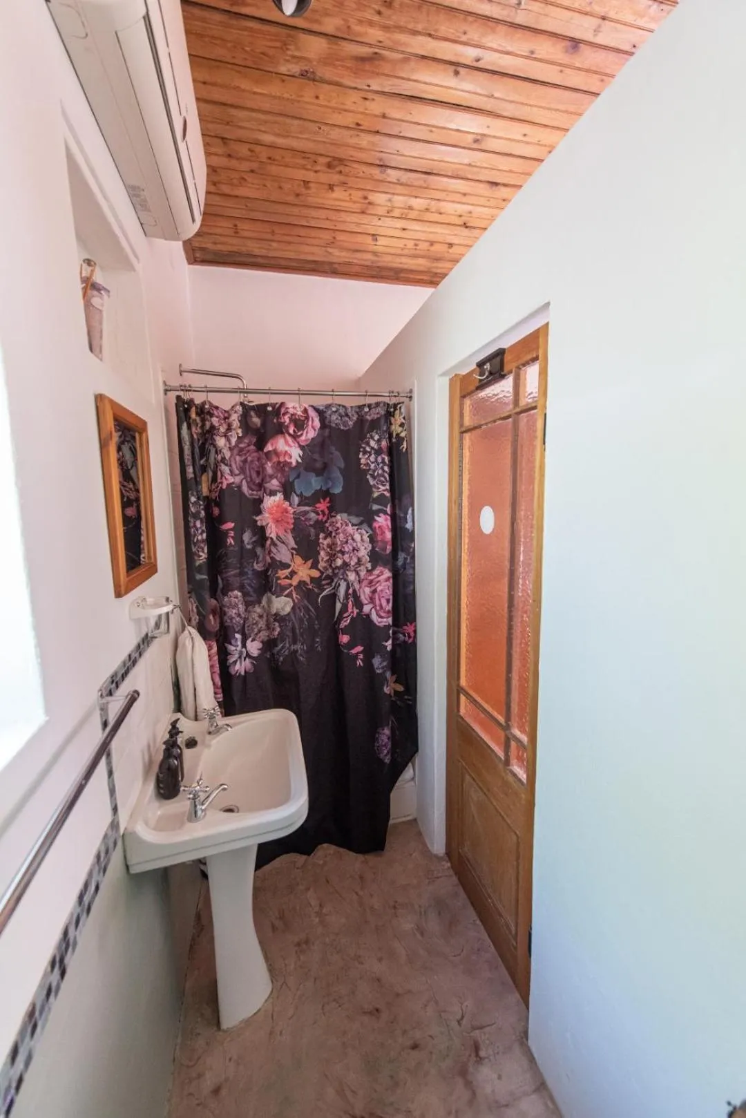 Double Room with Garden View - single occupancy in Leo Guest House