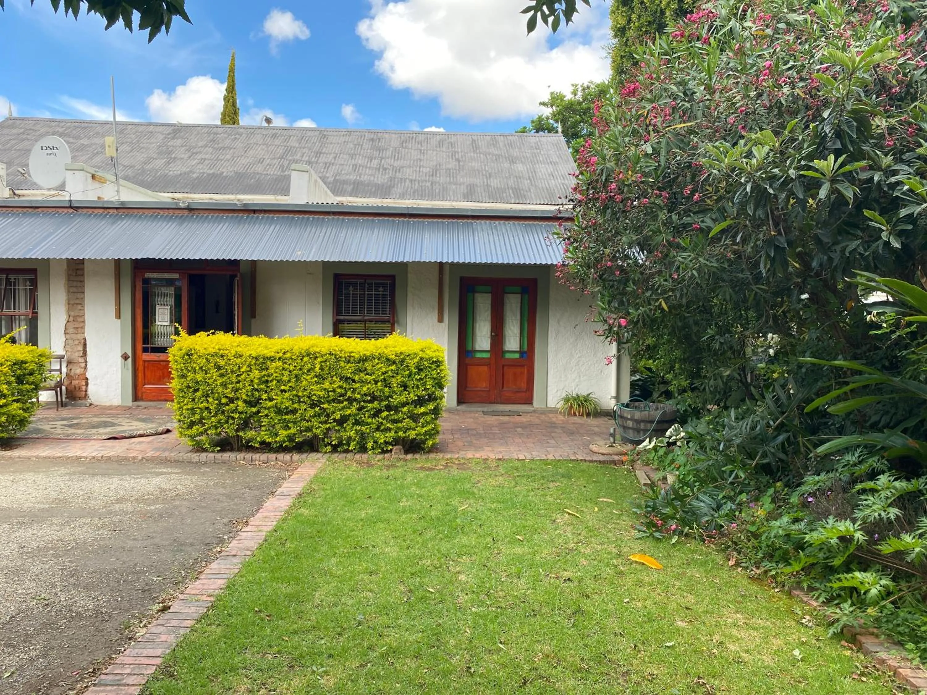 Leo Guest House