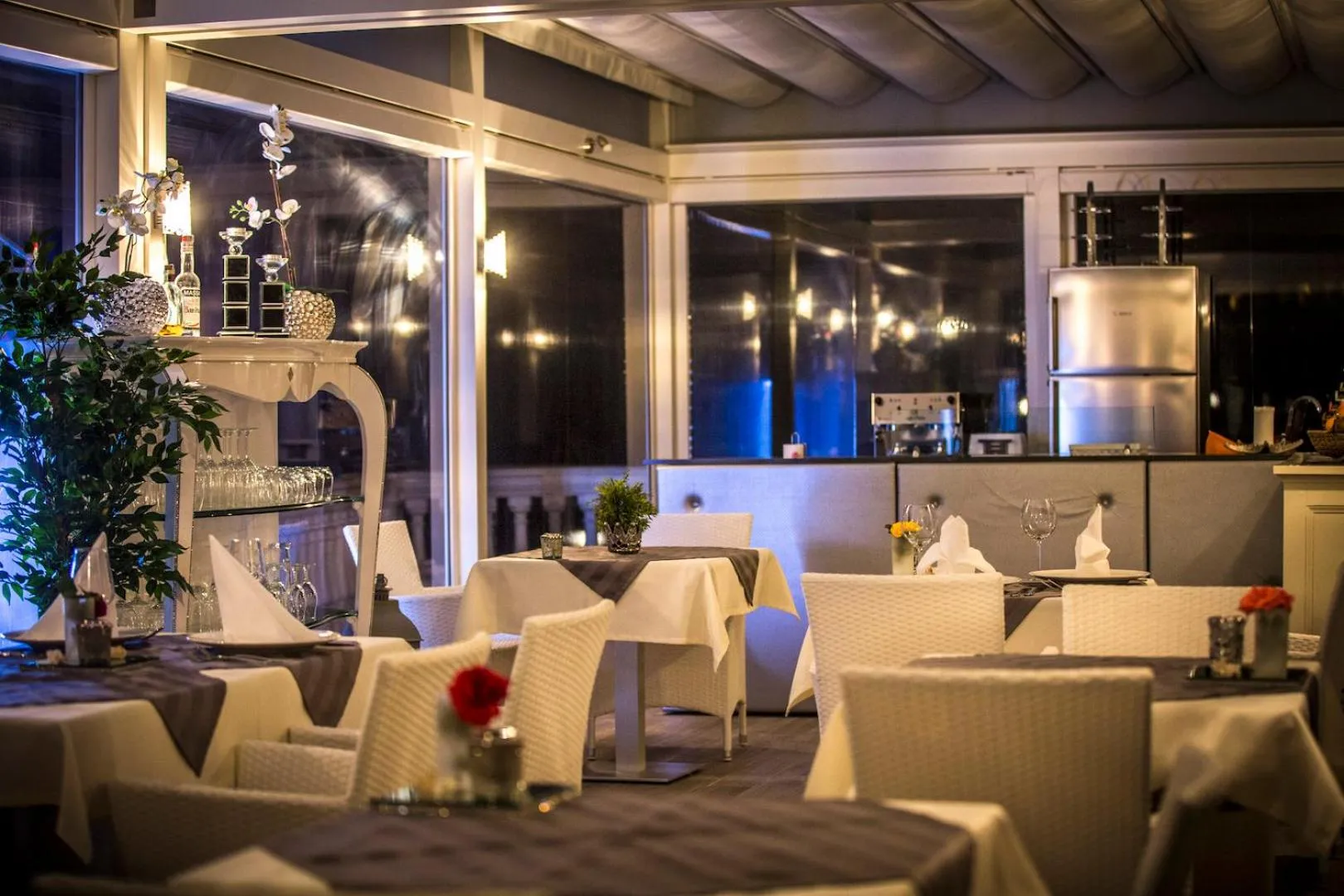 Restaurant/places to eat in Villa La Perla