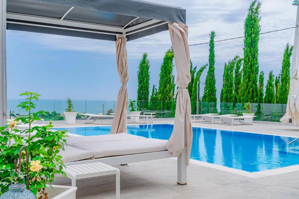 Swimming pool in Villa La Perla