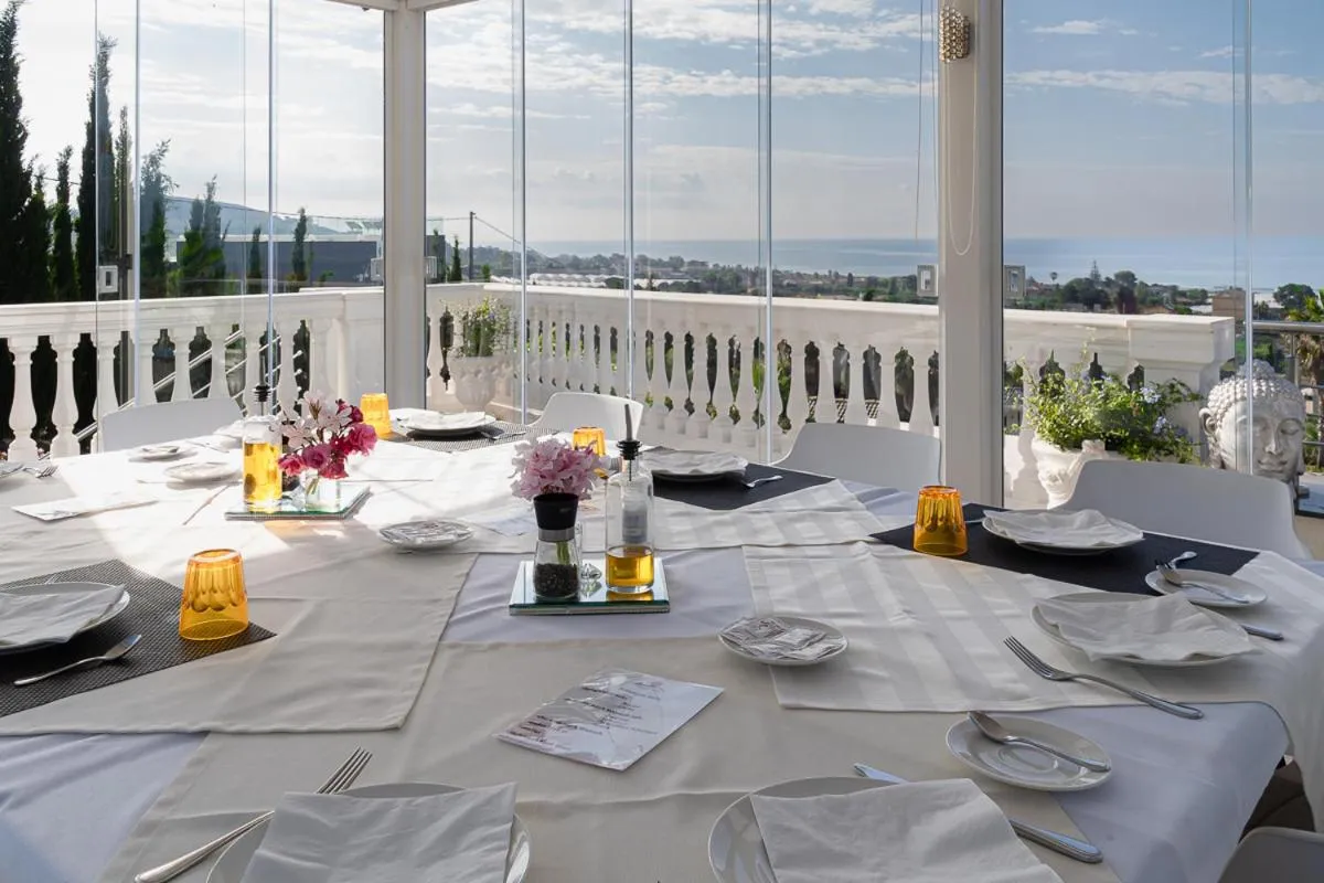 Restaurant/places to eat in Villa La Perla