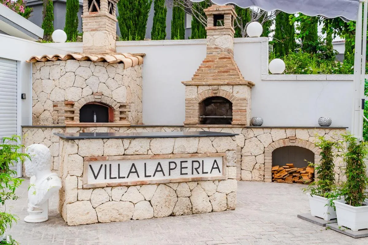 Restaurant/places to eat in Villa La Perla