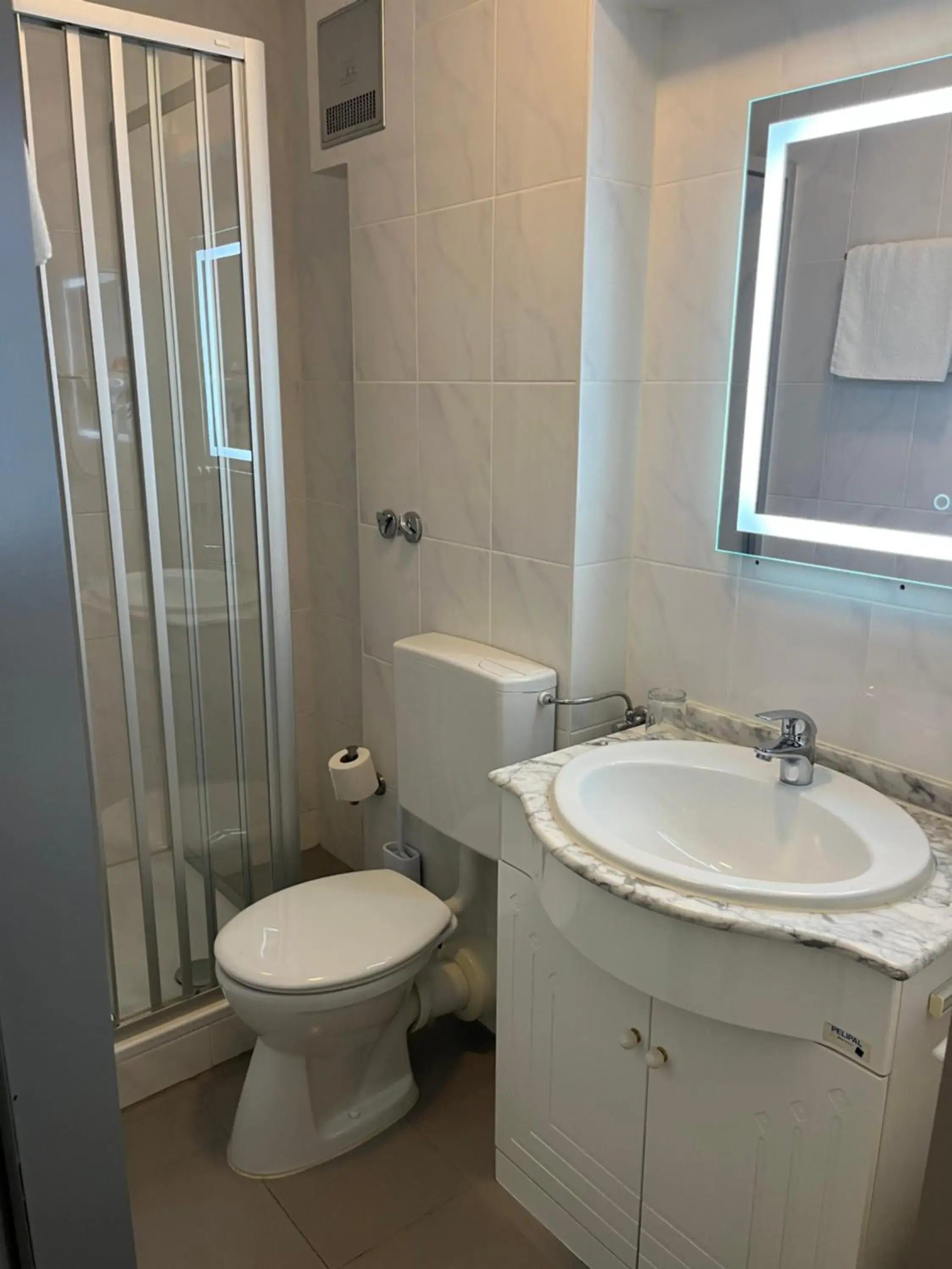 Queen Room - single occupancy in Cocco-Bello Smart Check-in Hotel Queen Room - single occupancy in Cocco-Bello Smart Check-in Hotel