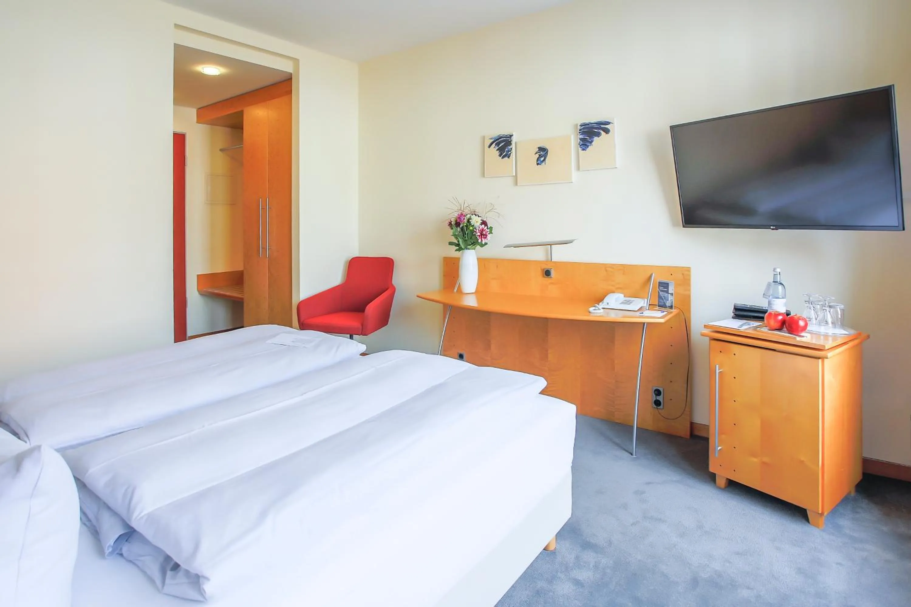 Photo of the whole room, Bed in Hotel Kleines Meer