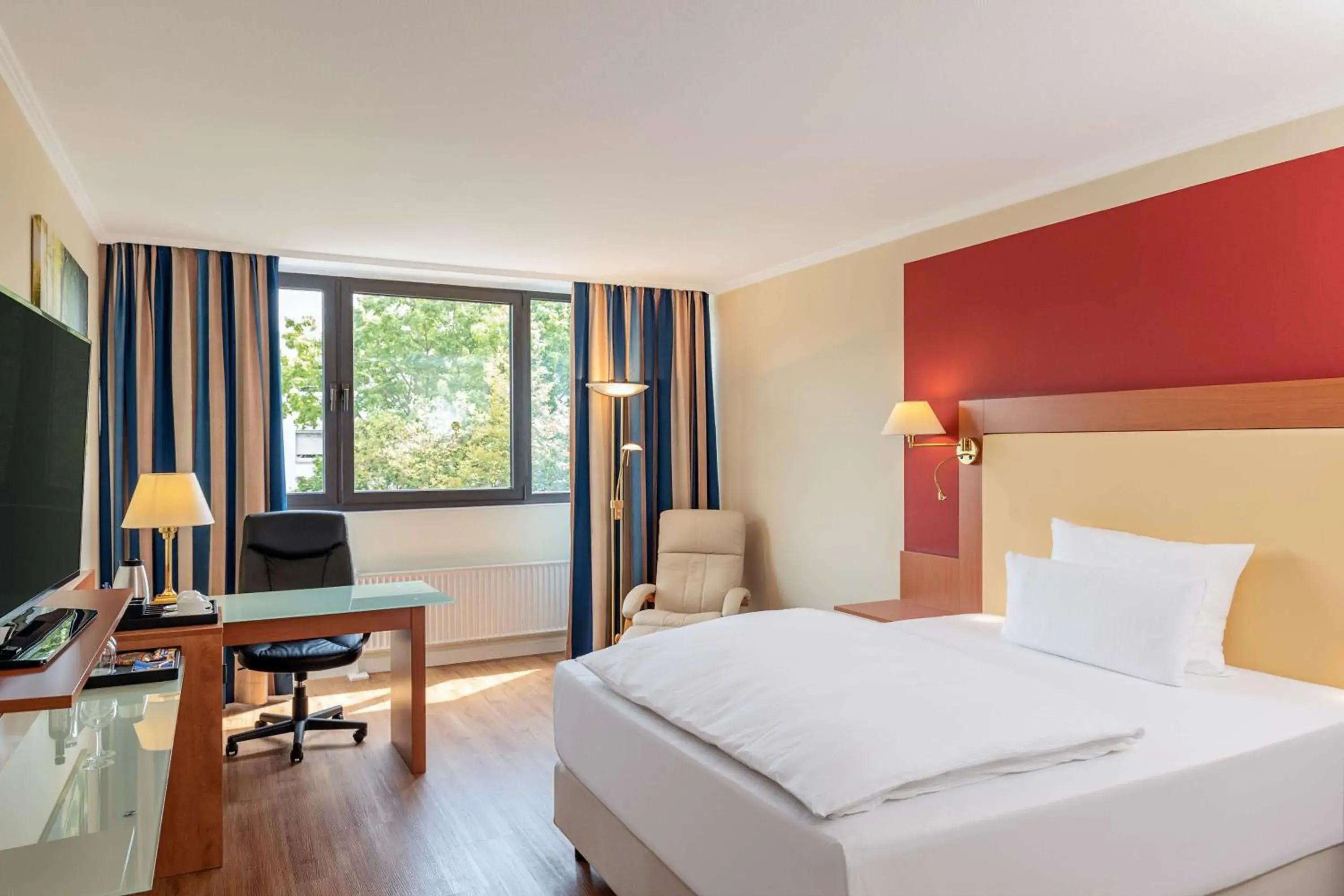 Photo of the whole room, Bed in NH Ingolstadt Photo of the whole room, Bed in NH Ingolstadt