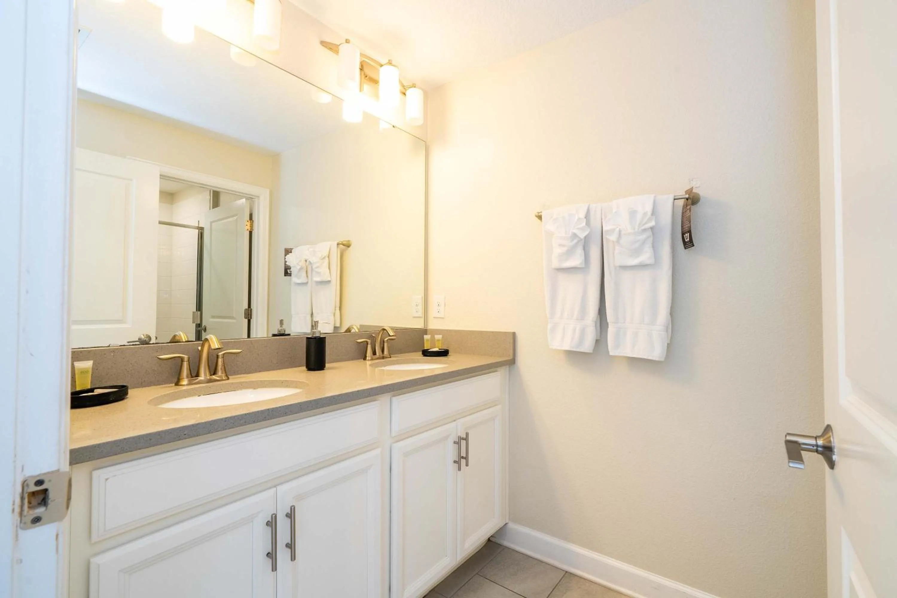 Gorgeous Four Bd w/ Pool close to Disney 5035