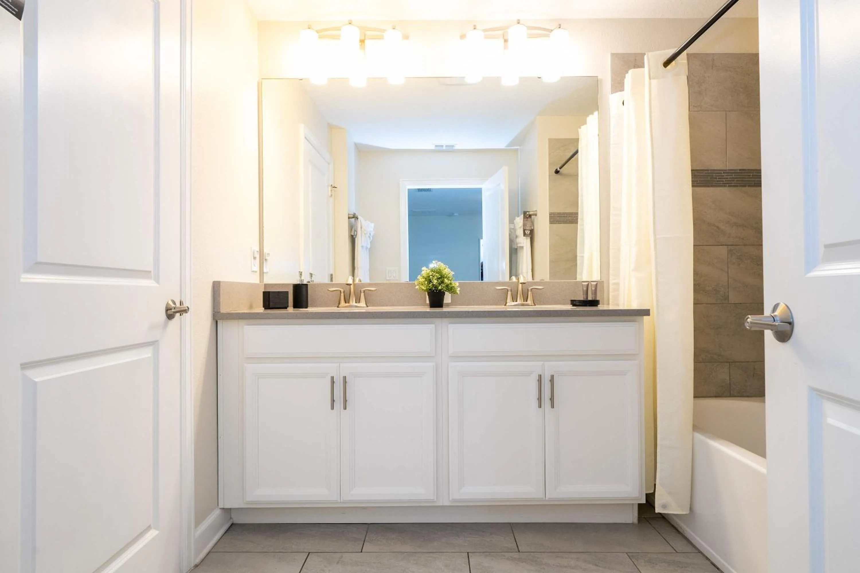 Gorgeous Four Bd w/ Pool close to Disney 5035