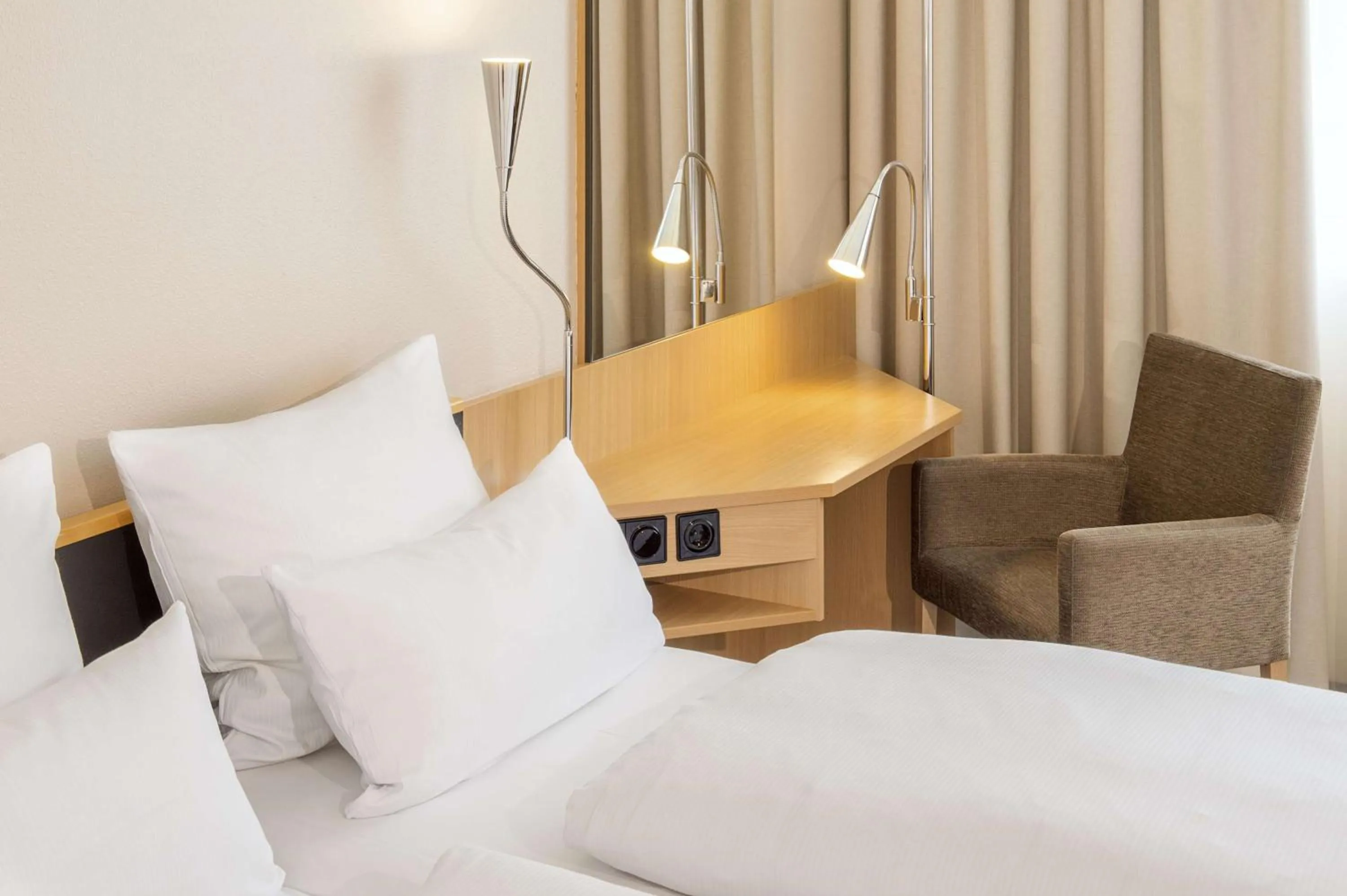 Photo of the whole room, Bed in NH München Messe