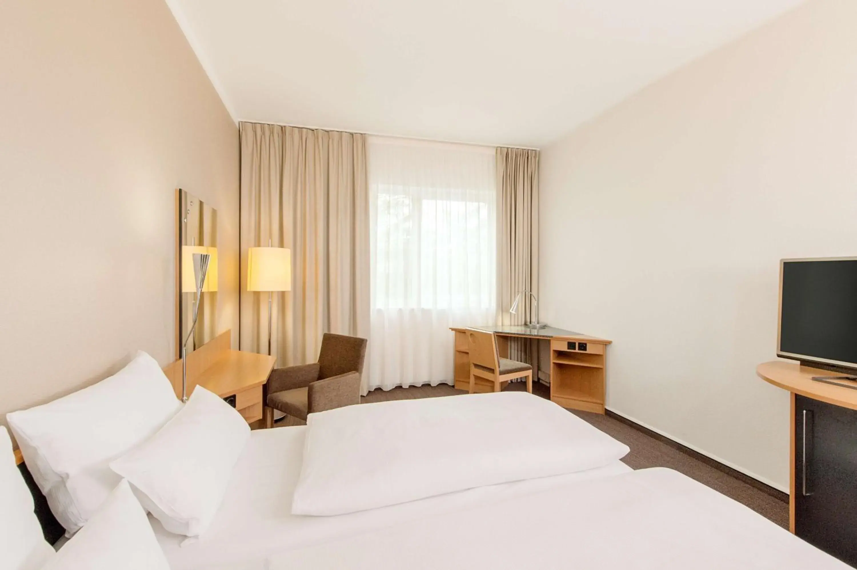 Photo of the whole room, Bed in NH München Messe Photo of the whole room, Bed in NH München Messe