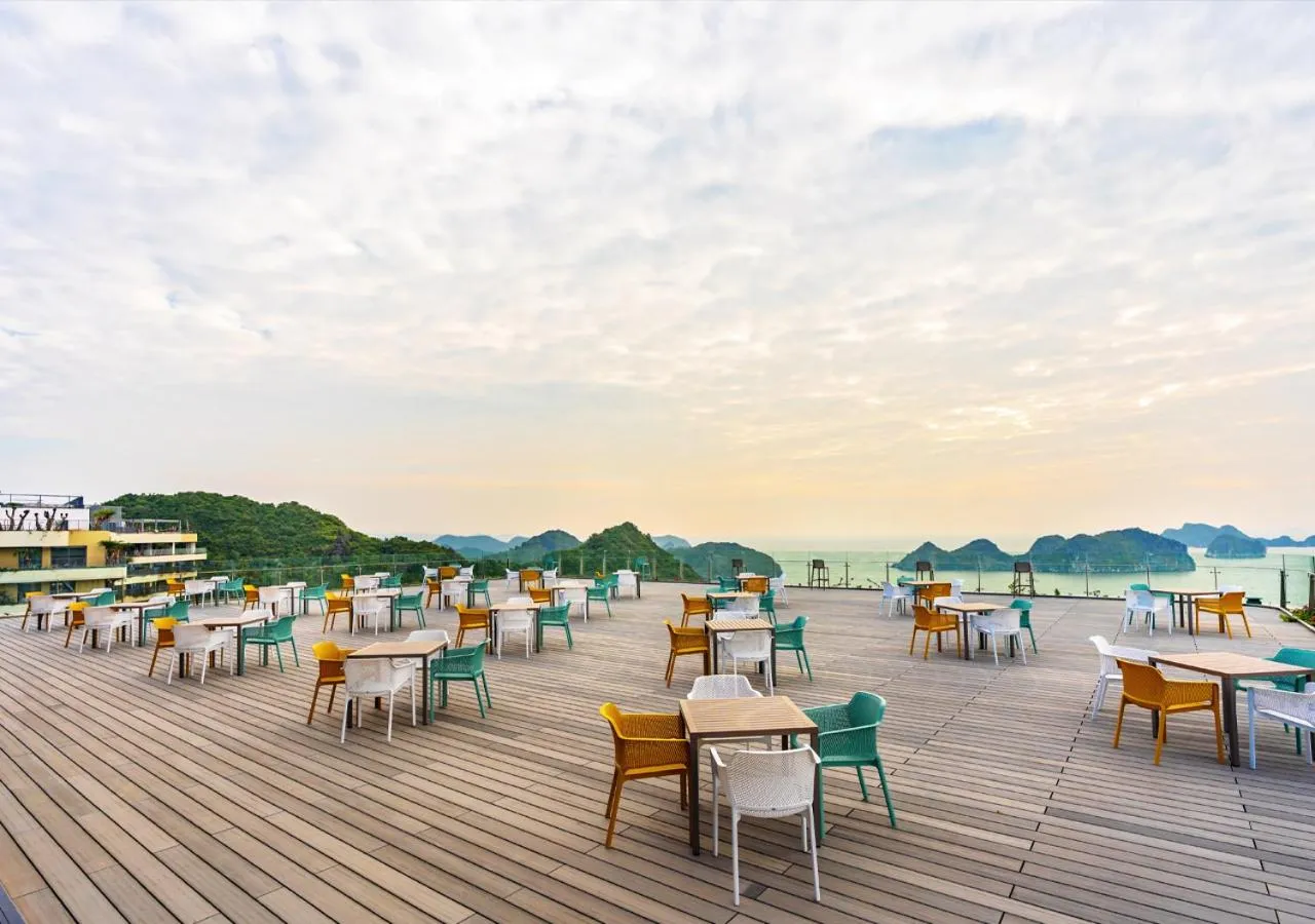 Lounge or bar in Flamingo Cát Bà Resort Managed by Flamingo Hotels & Resorts