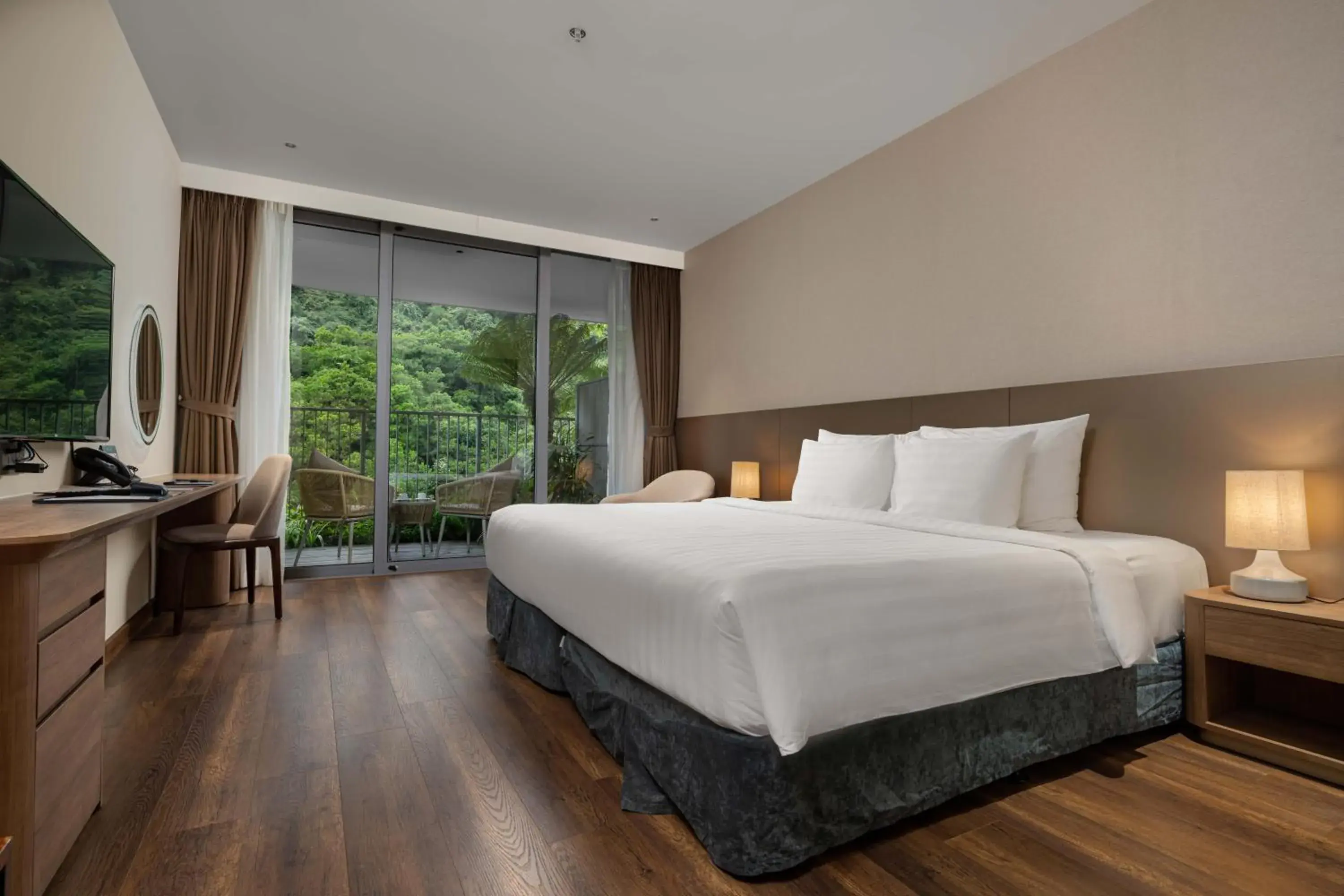 Premier Mountain King in Flamingo Cát Bà Resort Managed by Flamingo Hotels & Resorts Premier Mountain King in Flamingo Cát Bà Resort Managed by Flamingo Hotels & Resorts