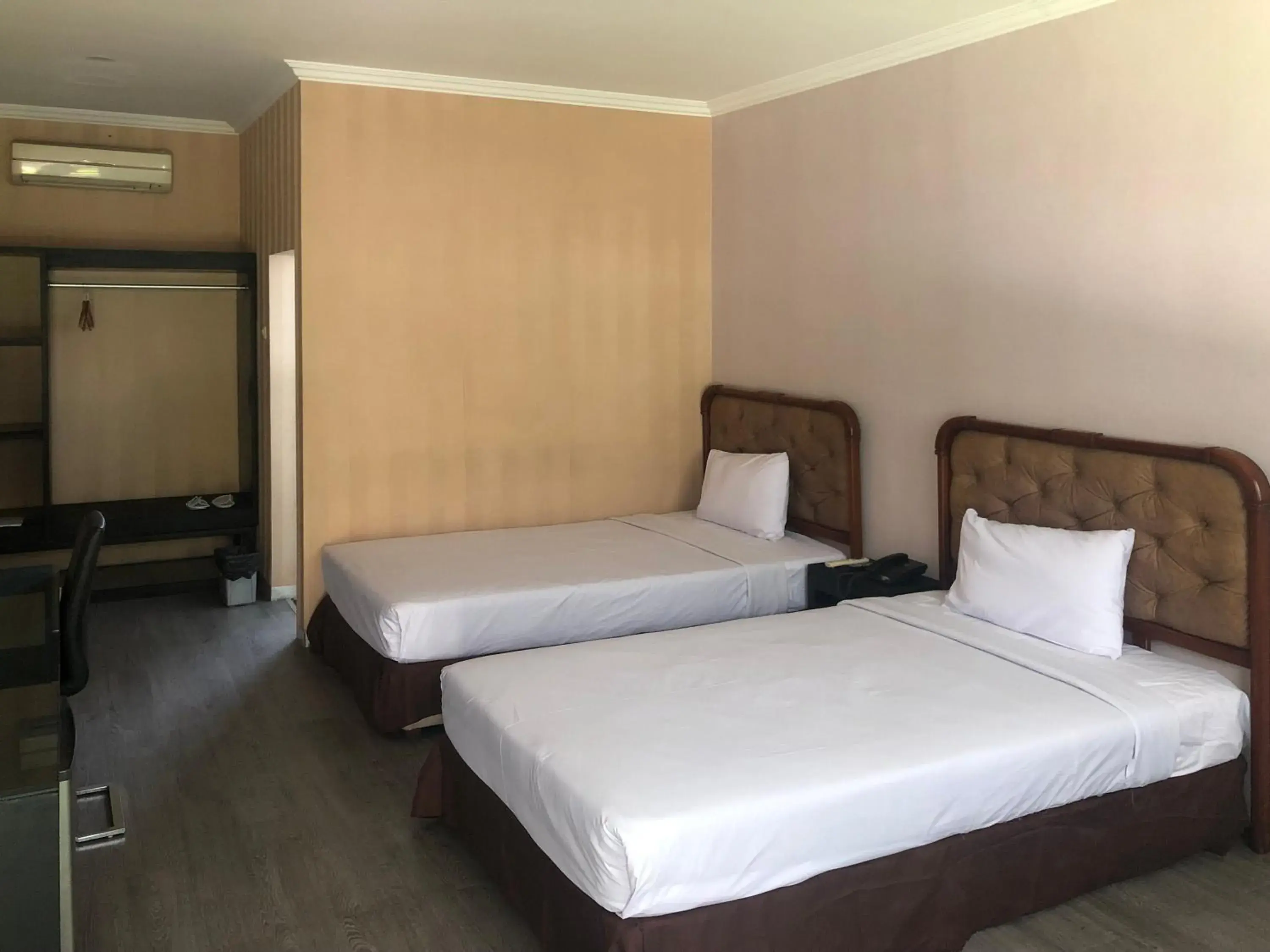 Bedroom, Bed in Hotel Sinar 3