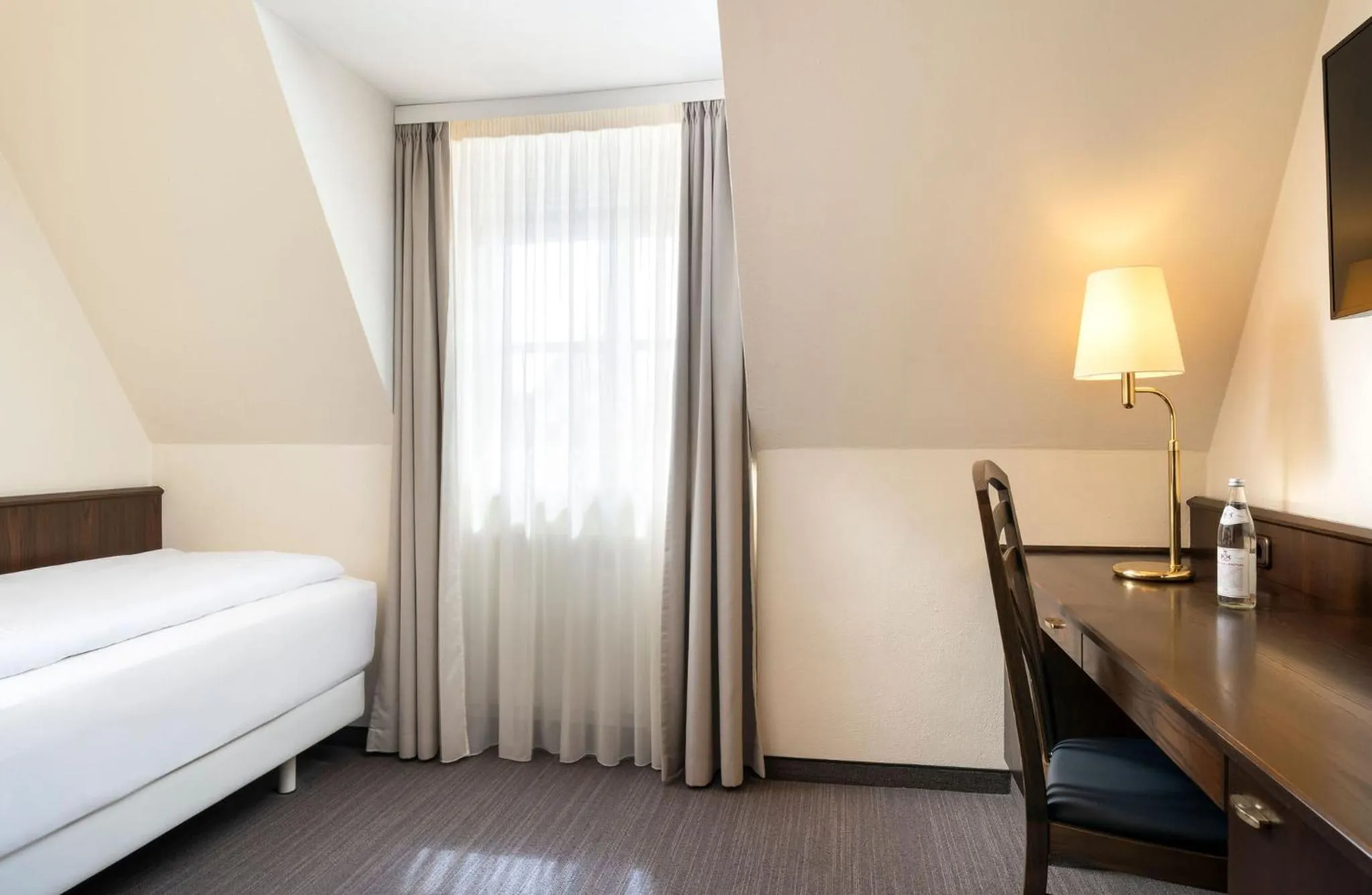 Bed in Hotel Klösterle Nördlingen - in Kürze elaya hotel kloesterle noerdlingen