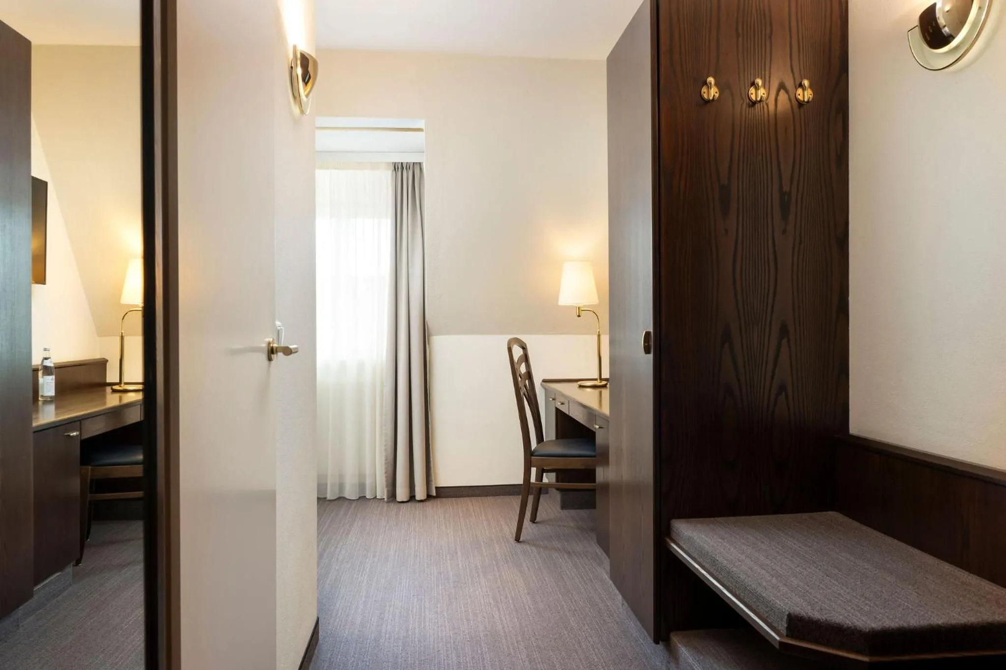 Bedroom, Bed in Hotel Klösterle Nördlingen - in Kürze elaya hotel kloesterle noerdlingen