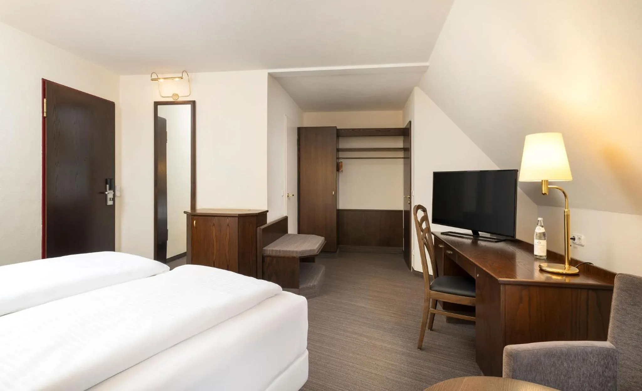 Bed in Hotel Klösterle Nördlingen - in Kürze elaya hotel kloesterle noerdlingen