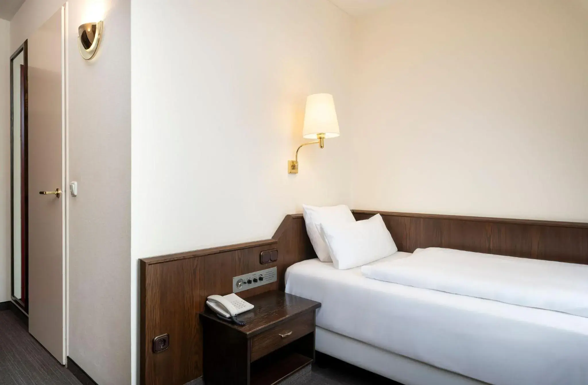 Bed in Hotel Klösterle Nördlingen - in Kürze elaya hotel kloesterle noerdlingen Bed in Hotel Klösterle Nördlingen - in Kürze elaya hotel kloesterle noerdlingen