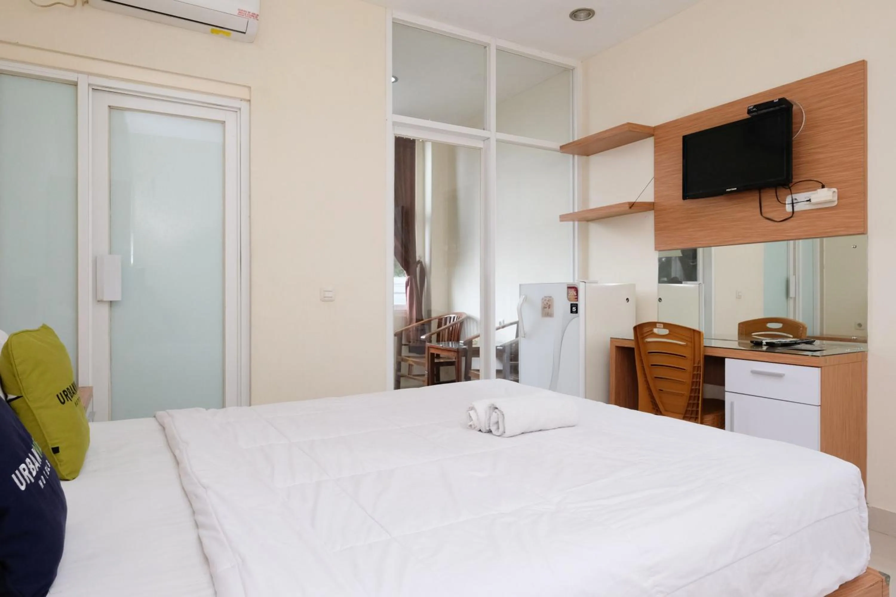 Bedroom, Bed in Urbanview Hotel DHelomi Homestay near UPN Veteran