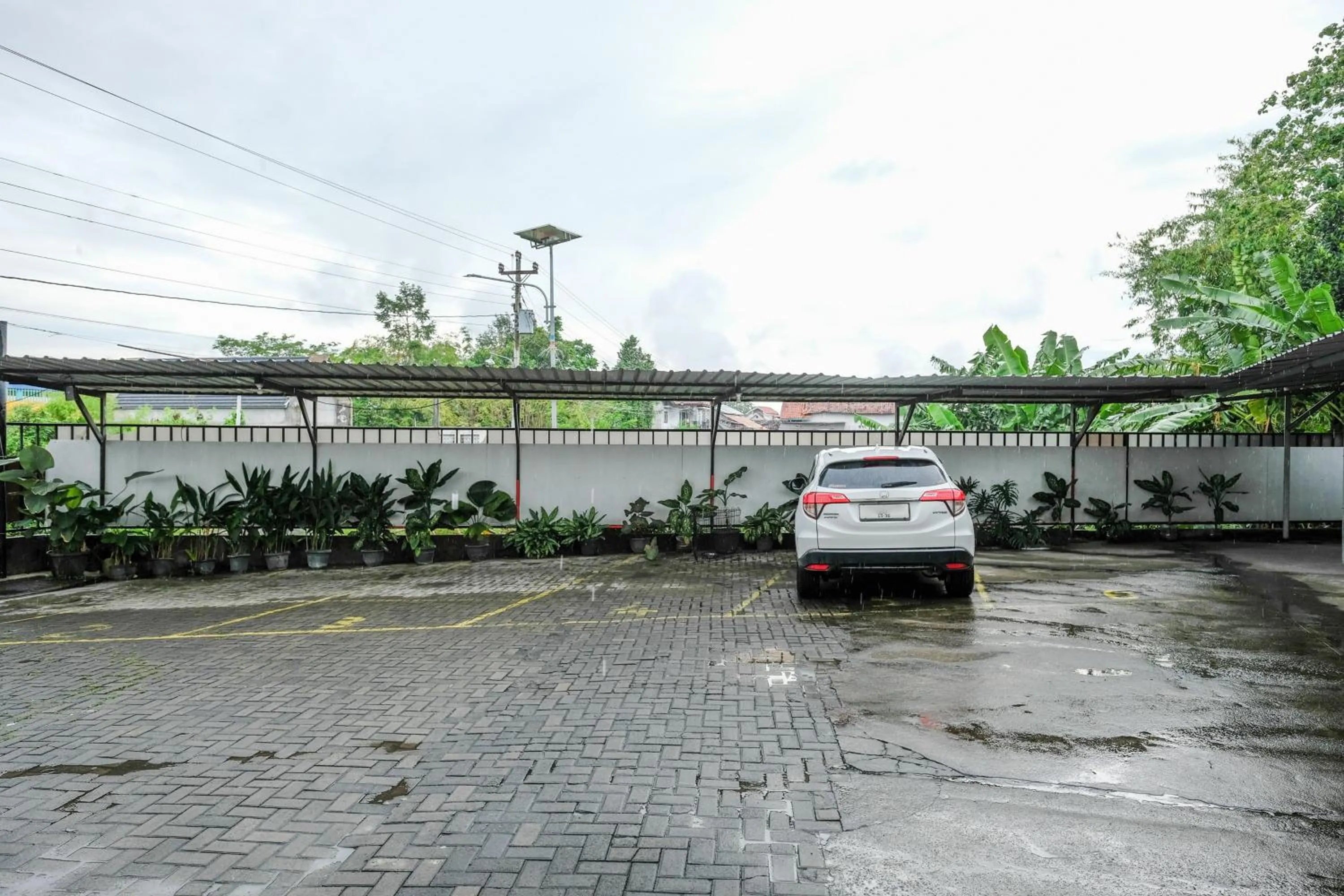 Parking in Urbanview Hotel DHelomi Homestay near UPN Veteran