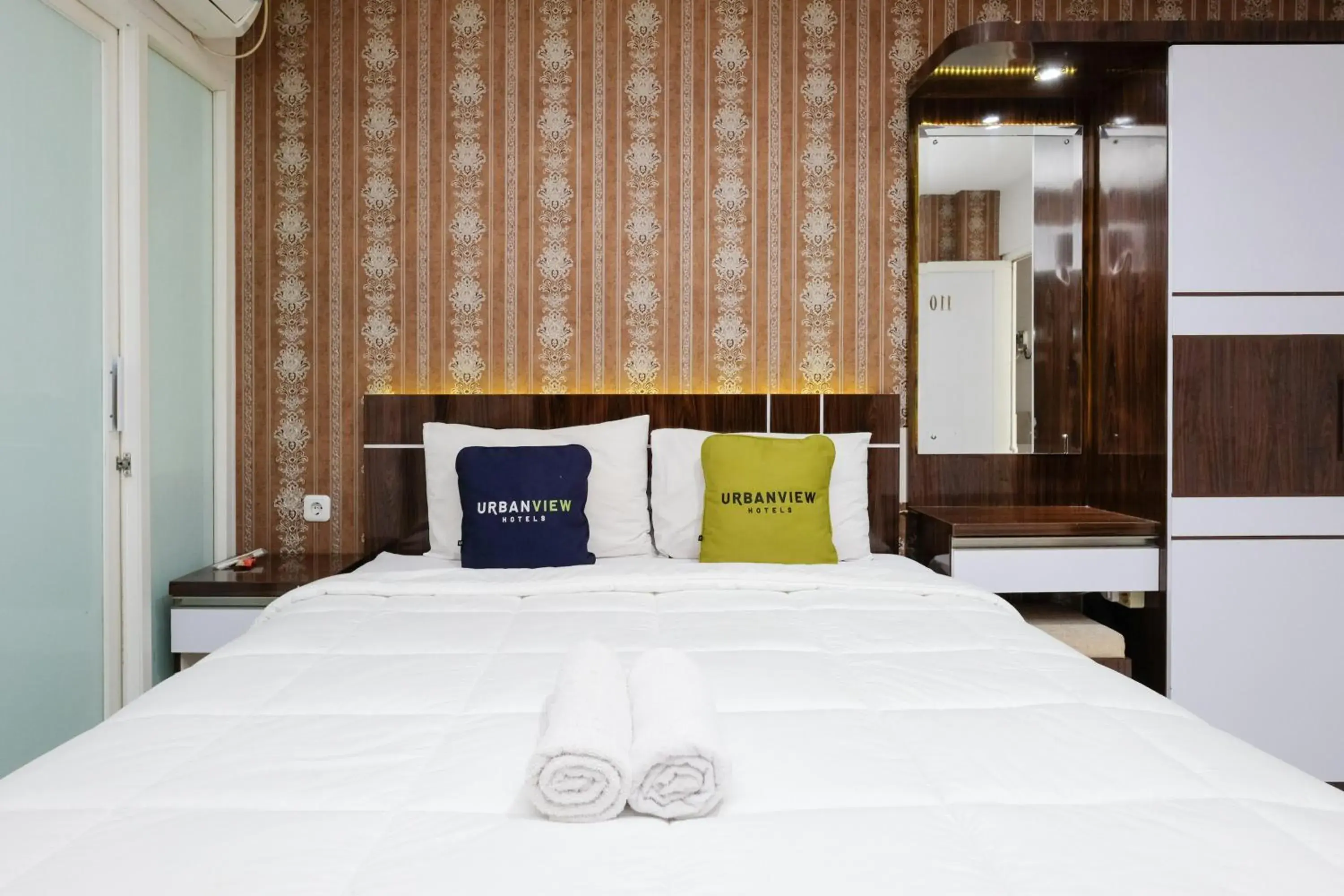 Bedroom, Bed in Urbanview Hotel DHelomi Homestay near UPN Veteran Bedroom, Bed in Urbanview Hotel DHelomi Homestay near UPN Veteran